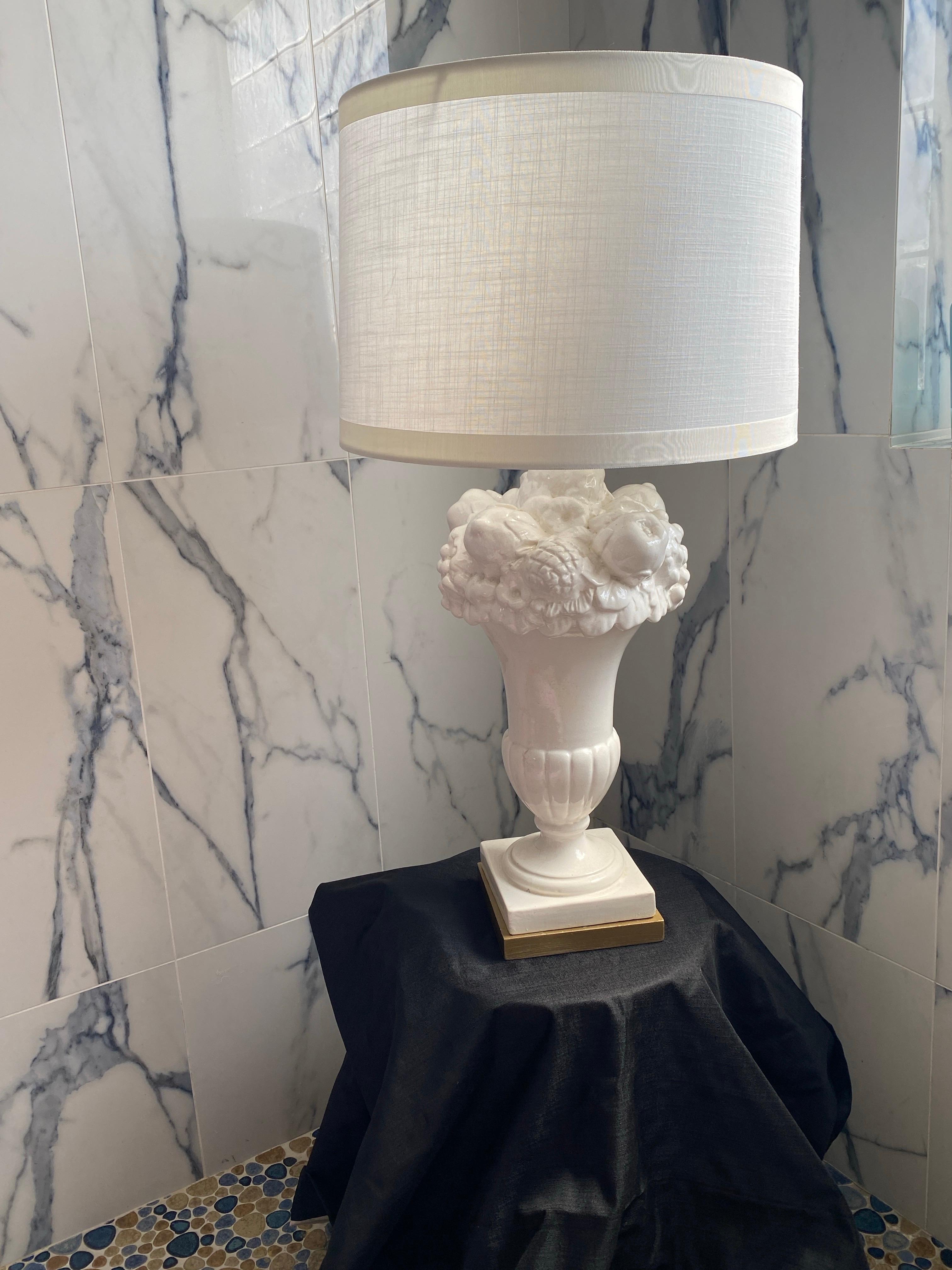 Pareja de elegantes lámparas de sobremesa italianas vintage Blanc de Chine Fruit Topiary. en venta 5