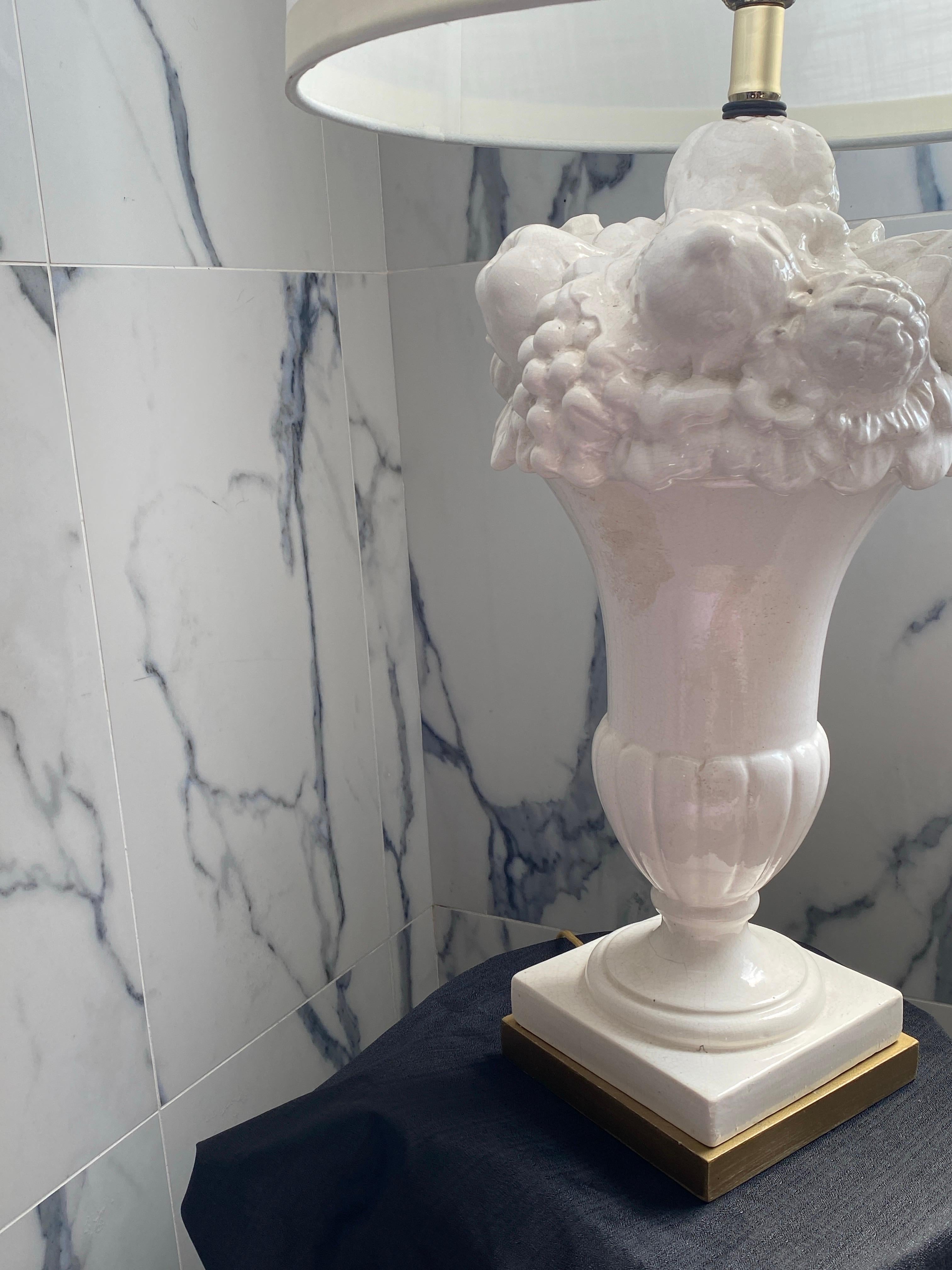 Pareja de elegantes lámparas de sobremesa italianas vintage Blanc de Chine Fruit Topiary. en venta 6