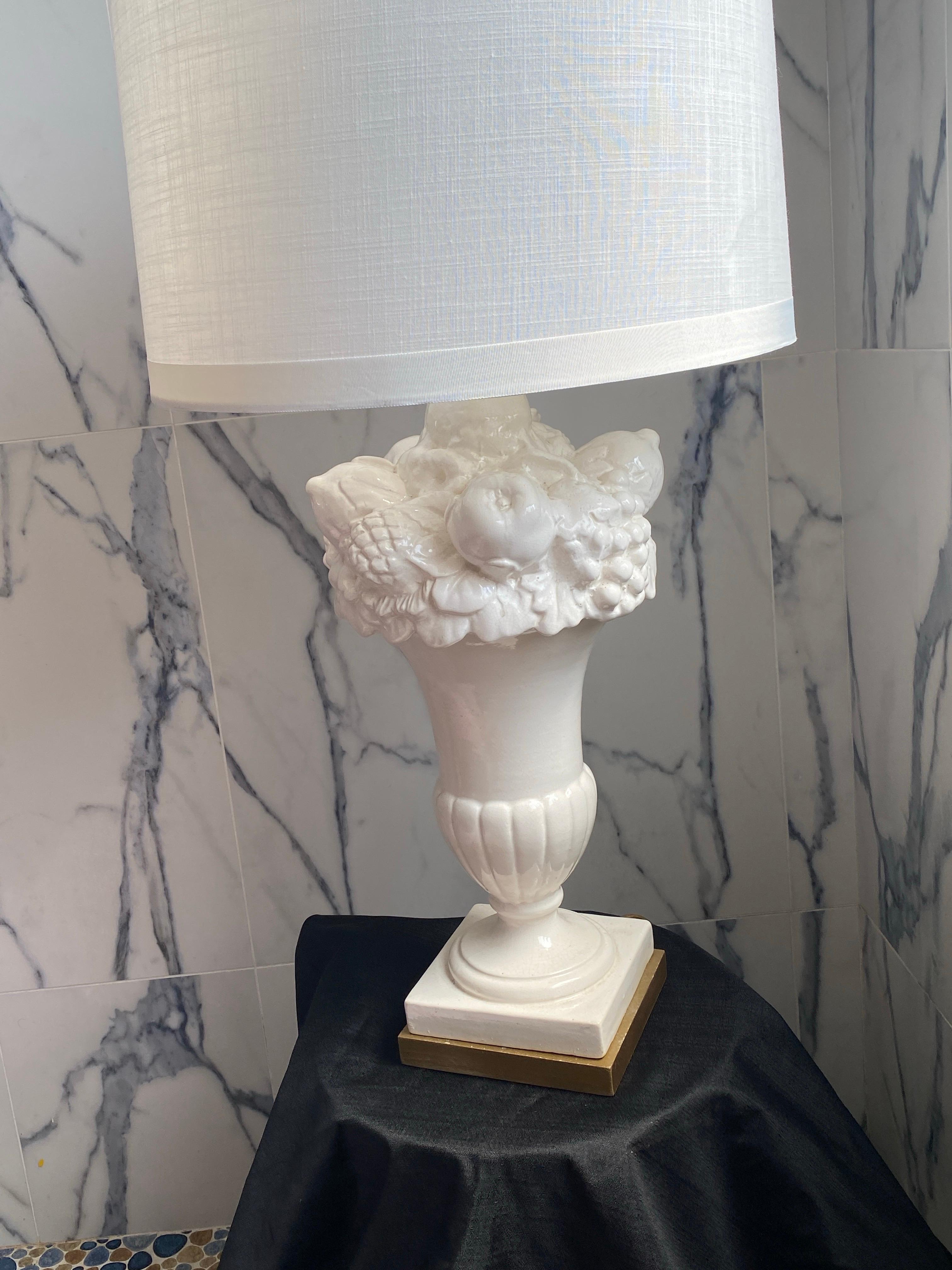 Pareja de elegantes lámparas de sobremesa italianas vintage Blanc de Chine Fruit Topiary. en venta 7