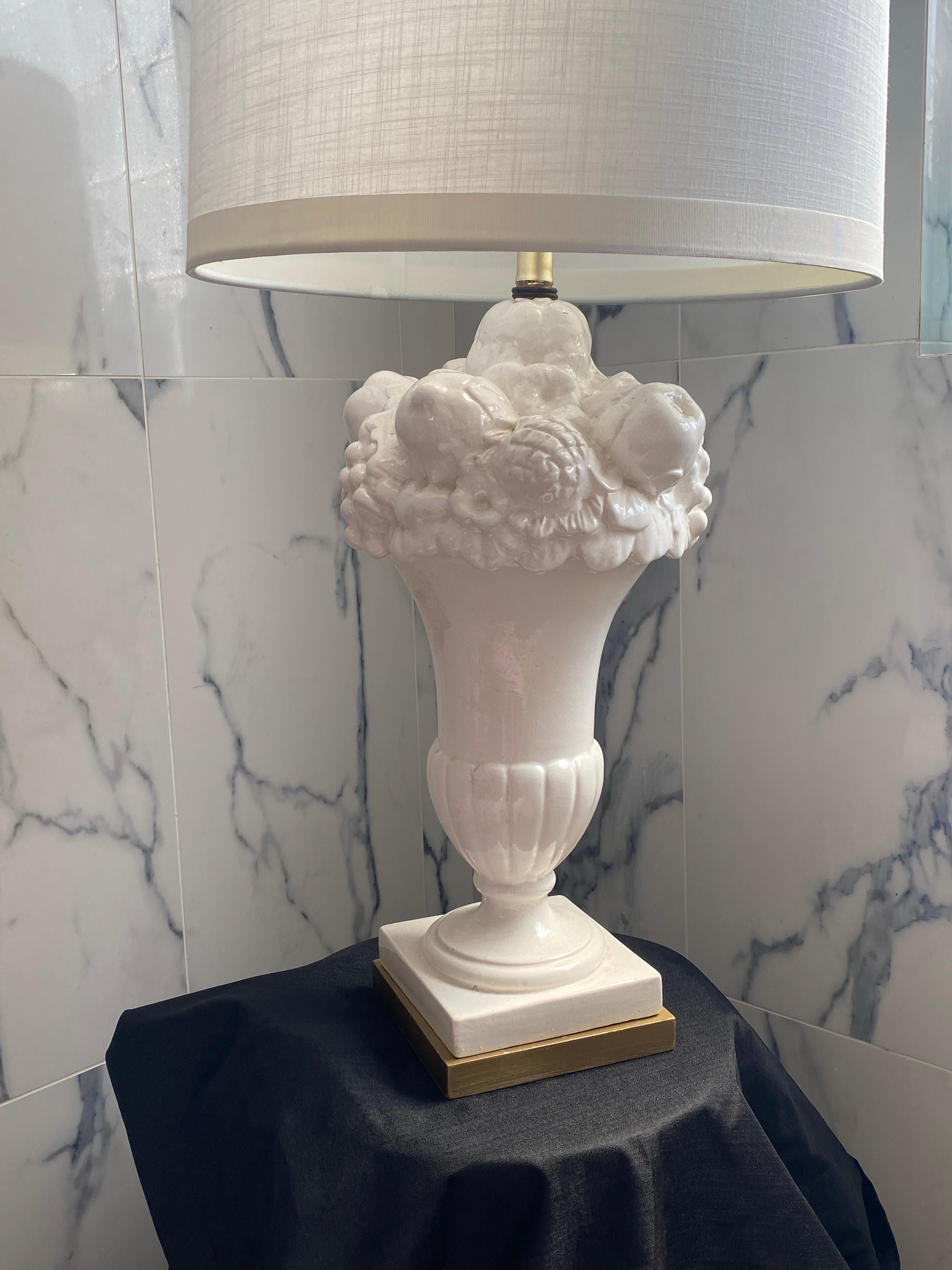 Pareja de elegantes lámparas de sobremesa italianas vintage Blanc de Chine Fruit Topiary. en venta 8