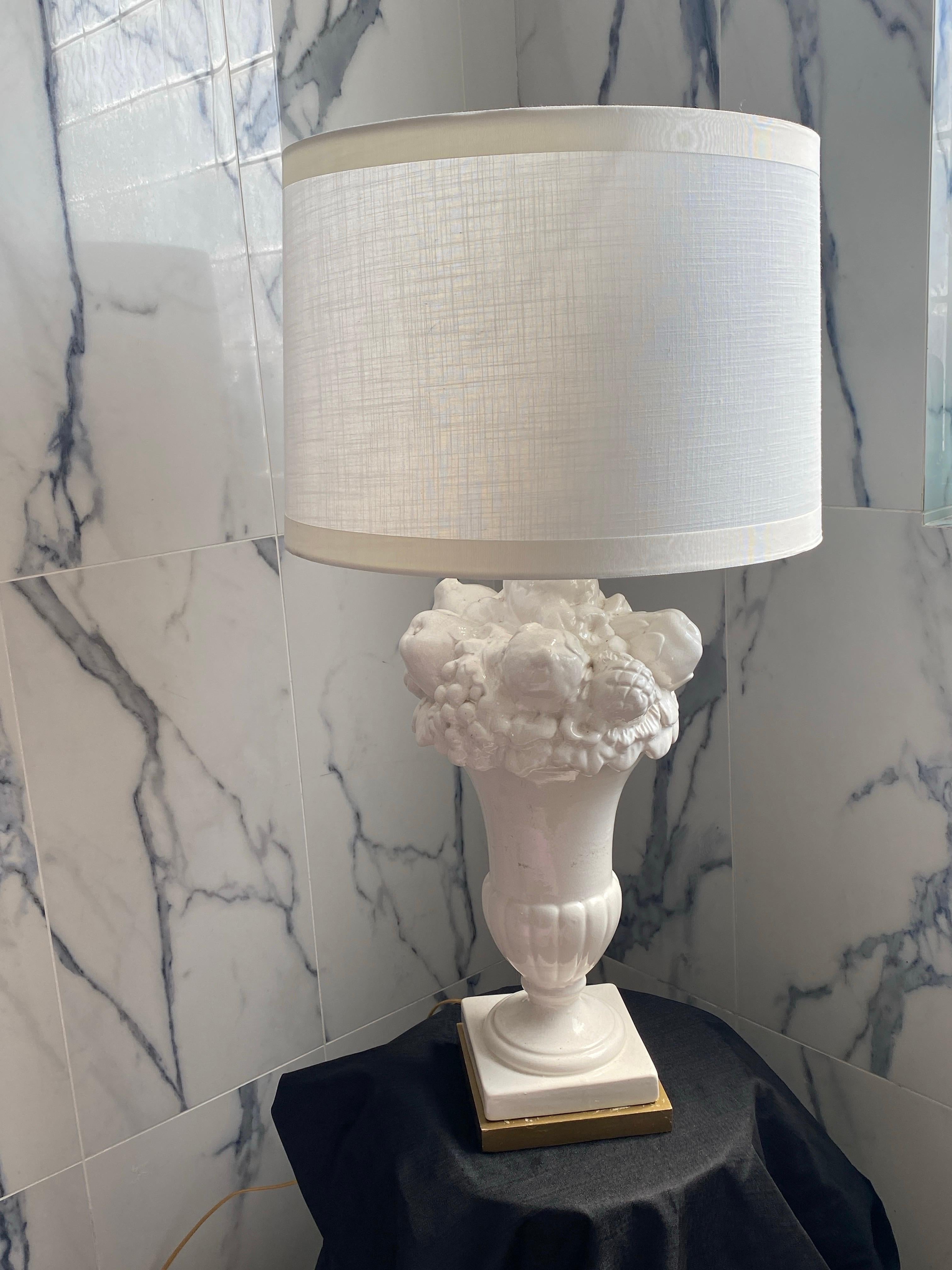 Pareja de elegantes lámparas de sobremesa italianas vintage Blanc de Chine Fruit Topiary. en venta 9