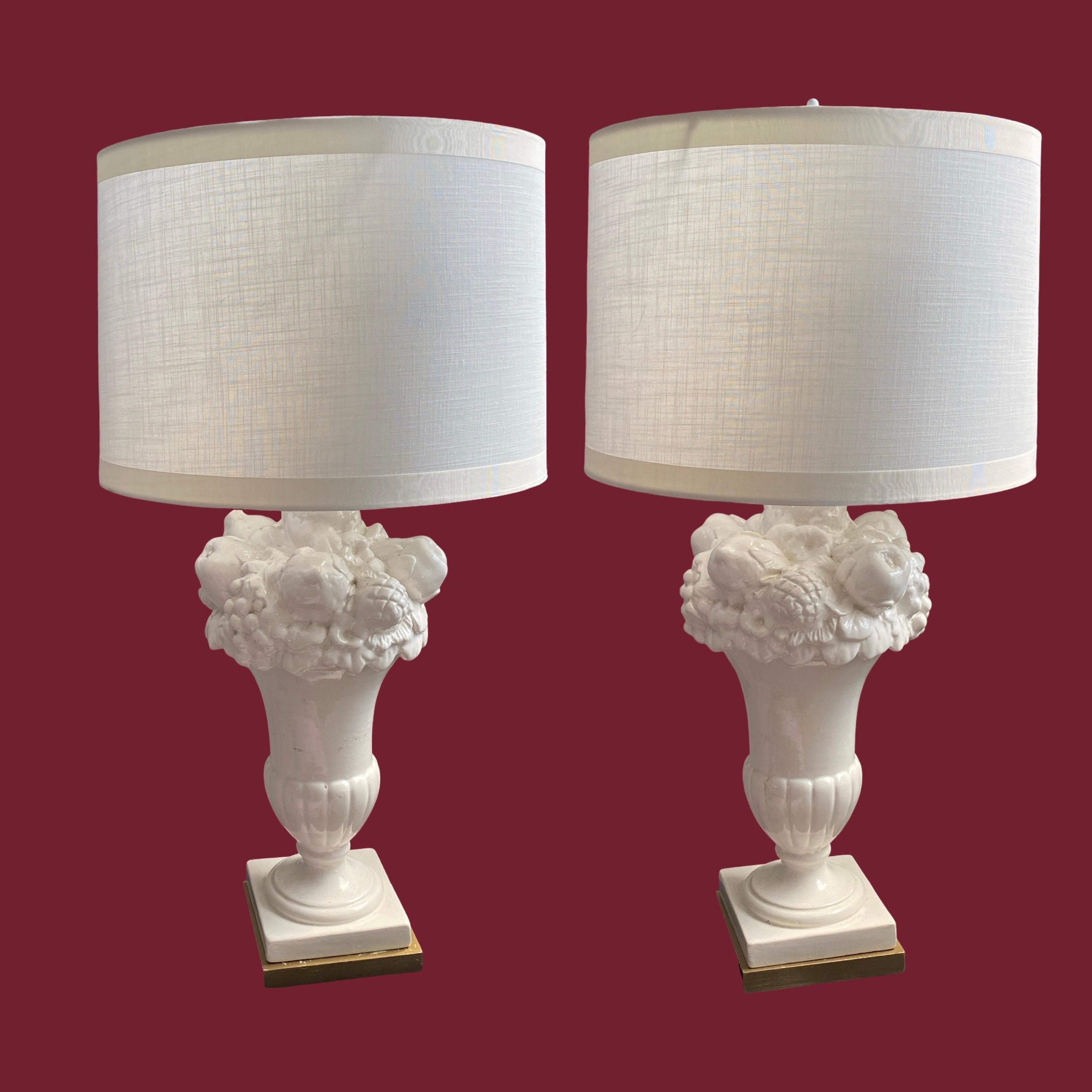 Pareja de elegantes lámparas de sobremesa italianas vintage Blanc de Chine Fruit Topiary. en venta 10