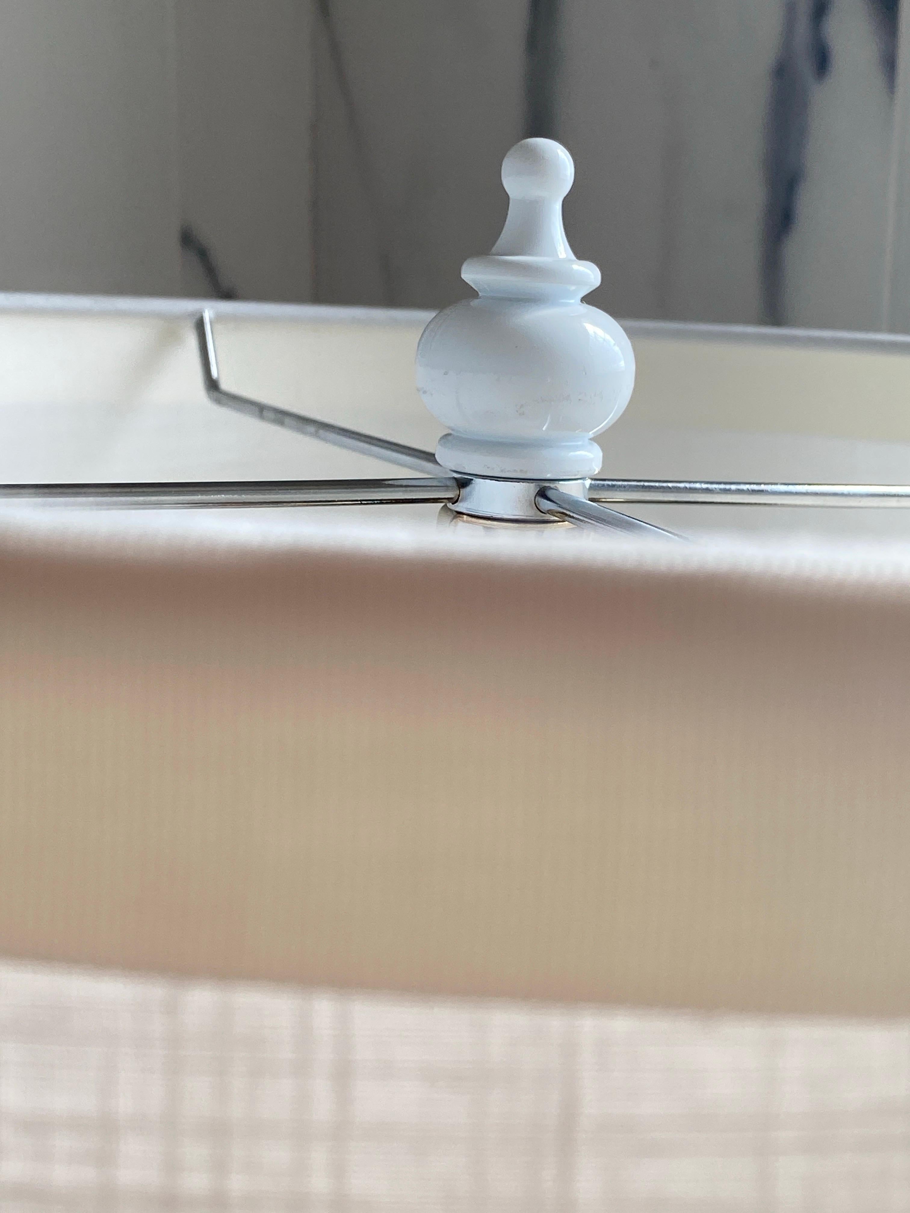 Pareja de elegantes lámparas de sobremesa italianas vintage Blanc de Chine Fruit Topiary. en venta 11