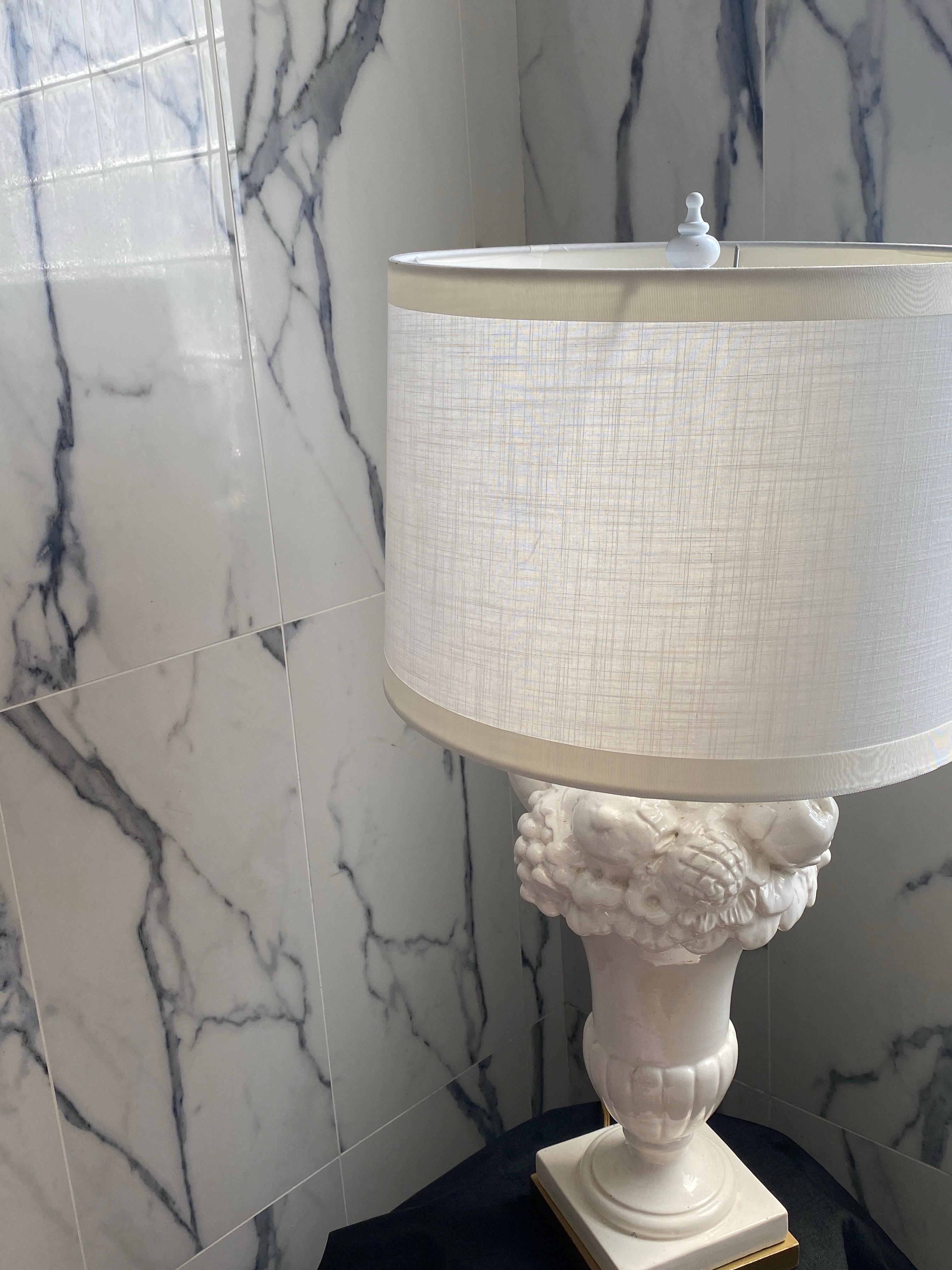 ¡Qué par de lámparas tan bonitas! Nuestro último hallazgo inmobiliario del magnate de Hollywood de Beverly Hills. Estaban en un dormitorio de invitados fabuloso y glamuroso. Un emblemático par de lámparas topiarias italianas Blanc de Chine.