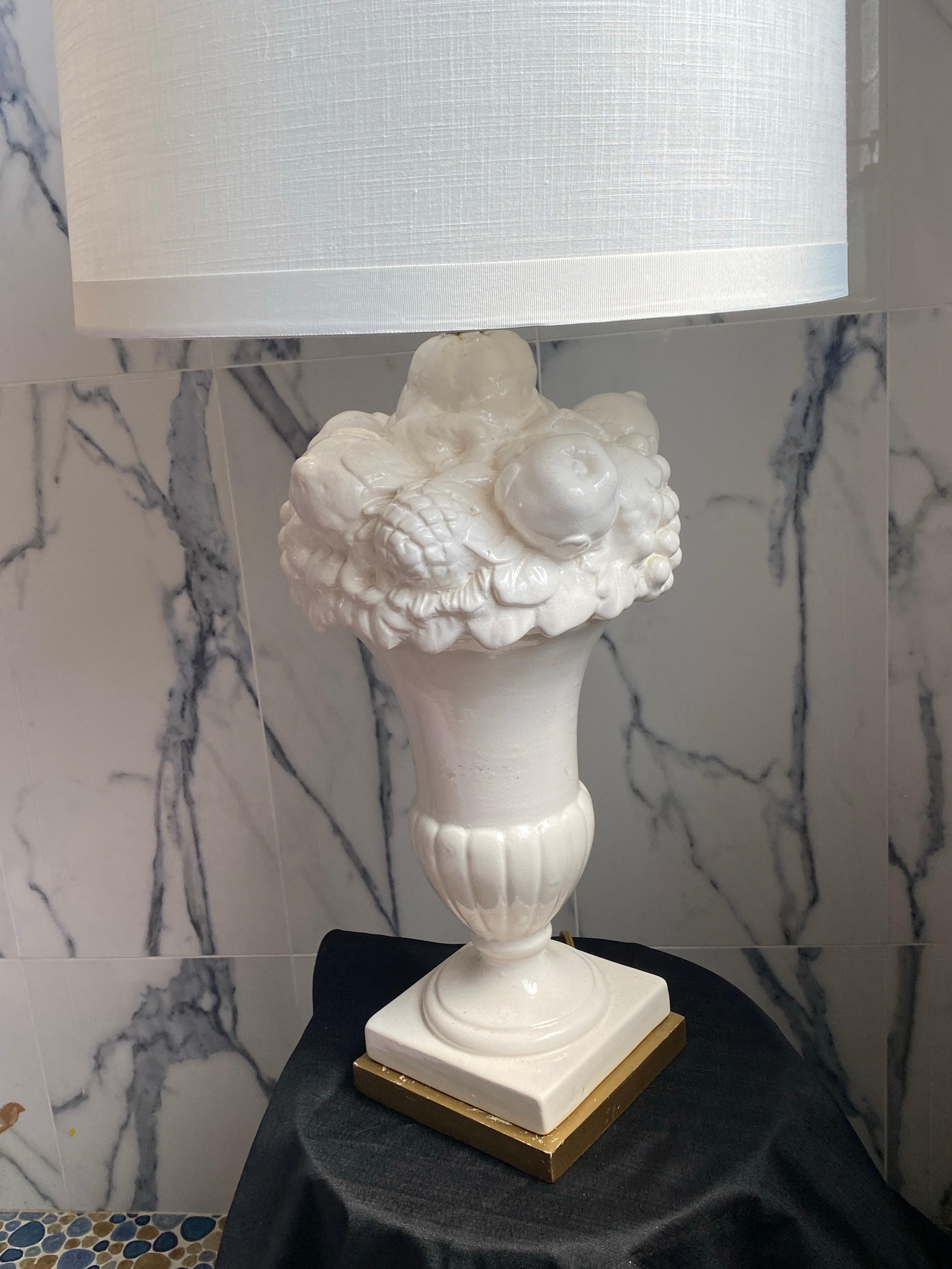 Pareja de elegantes lámparas de sobremesa italianas vintage Blanc de Chine Fruit Topiary. Glaseado en venta