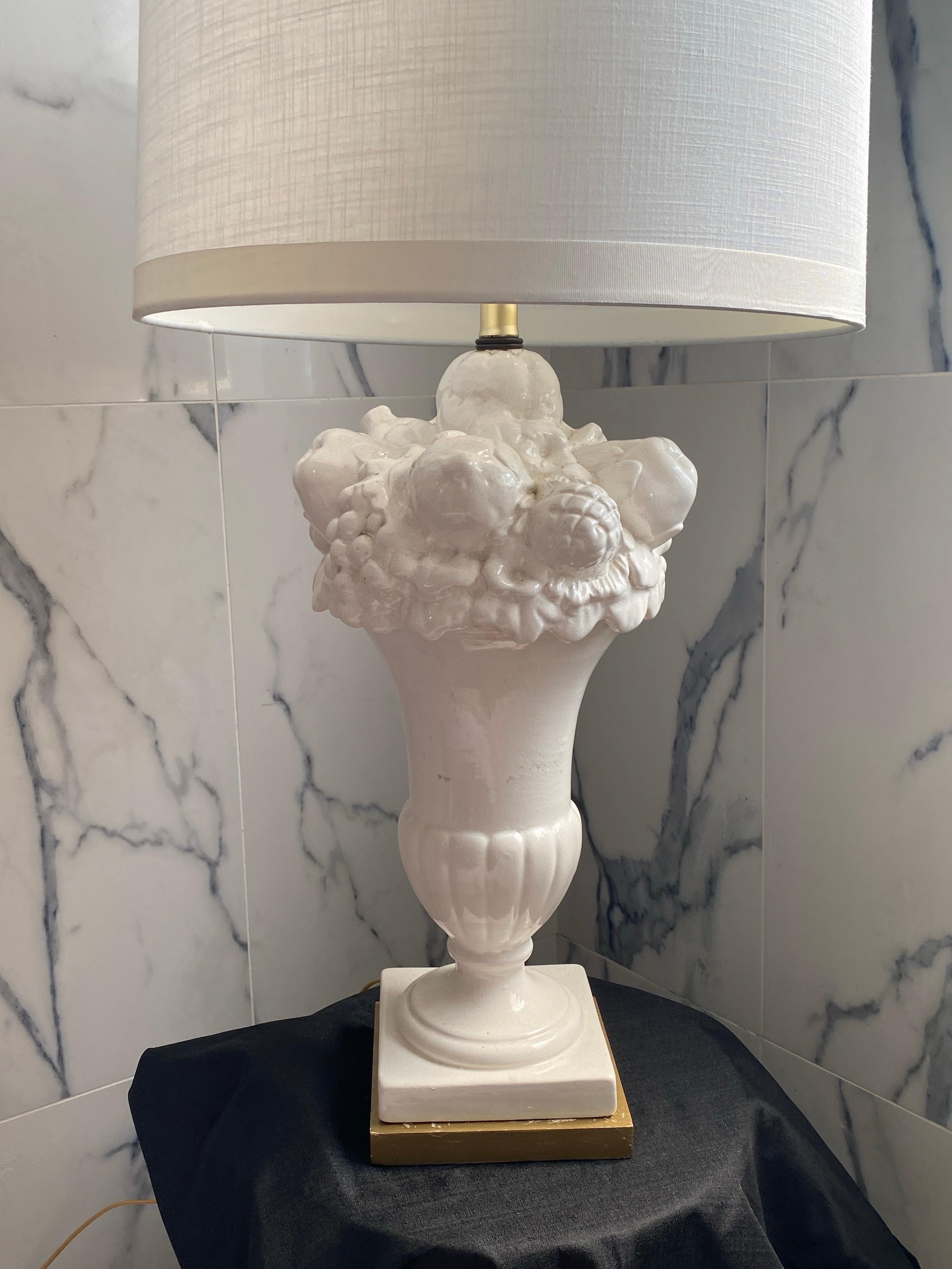 Pareja de elegantes lámparas de sobremesa italianas vintage Blanc de Chine Fruit Topiary. en Bueno estado para la venta en Palm Springs, CA