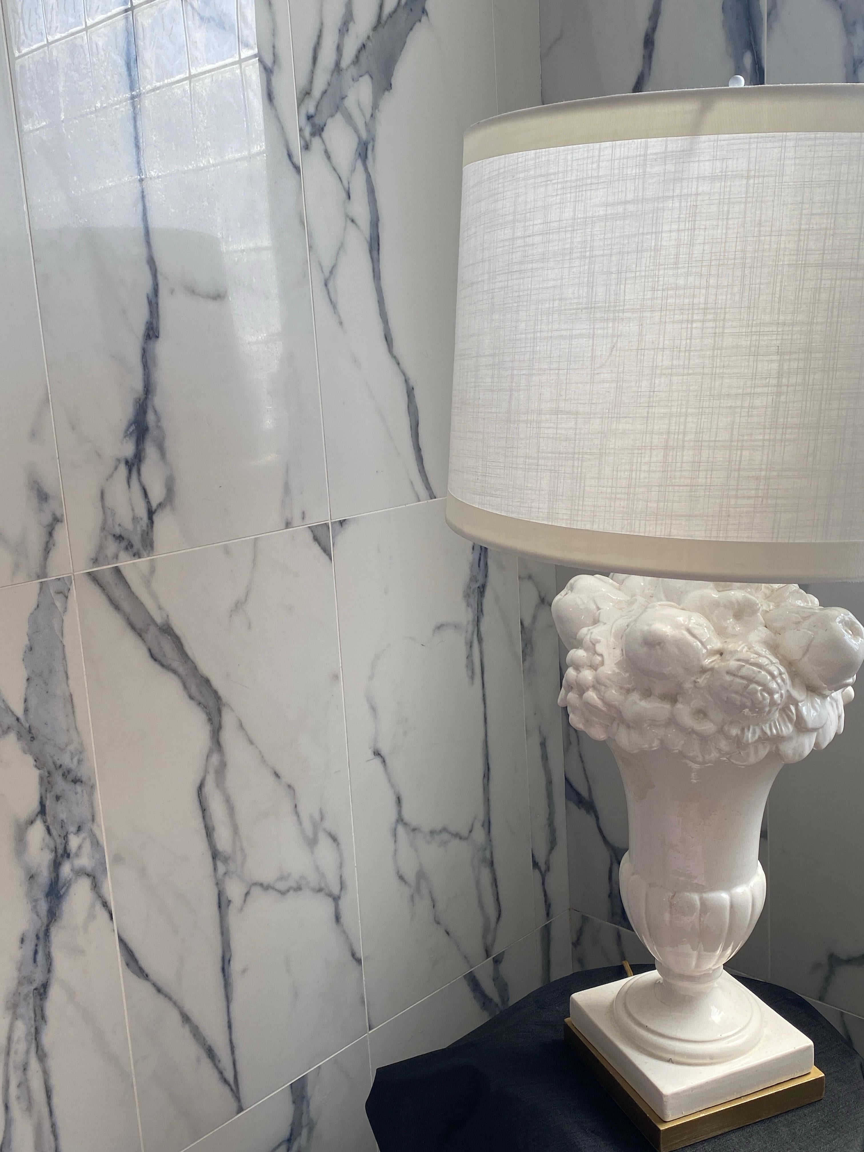 Pareja de elegantes lámparas de sobremesa italianas vintage Blanc de Chine Fruit Topiary. siglo XX en venta