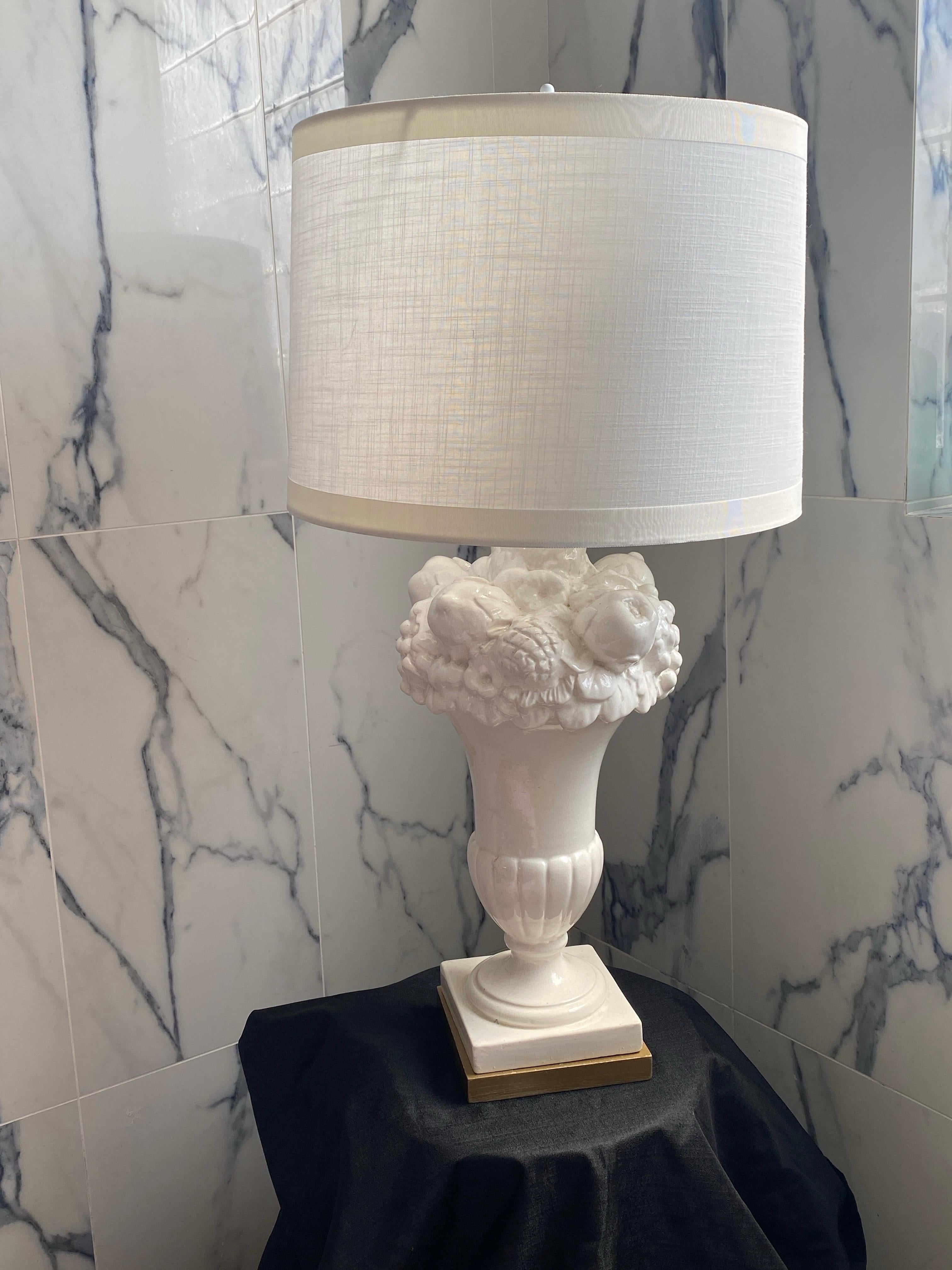 Pareja de elegantes lámparas de sobremesa italianas vintage Blanc de Chine Fruit Topiary. Cerámico en venta