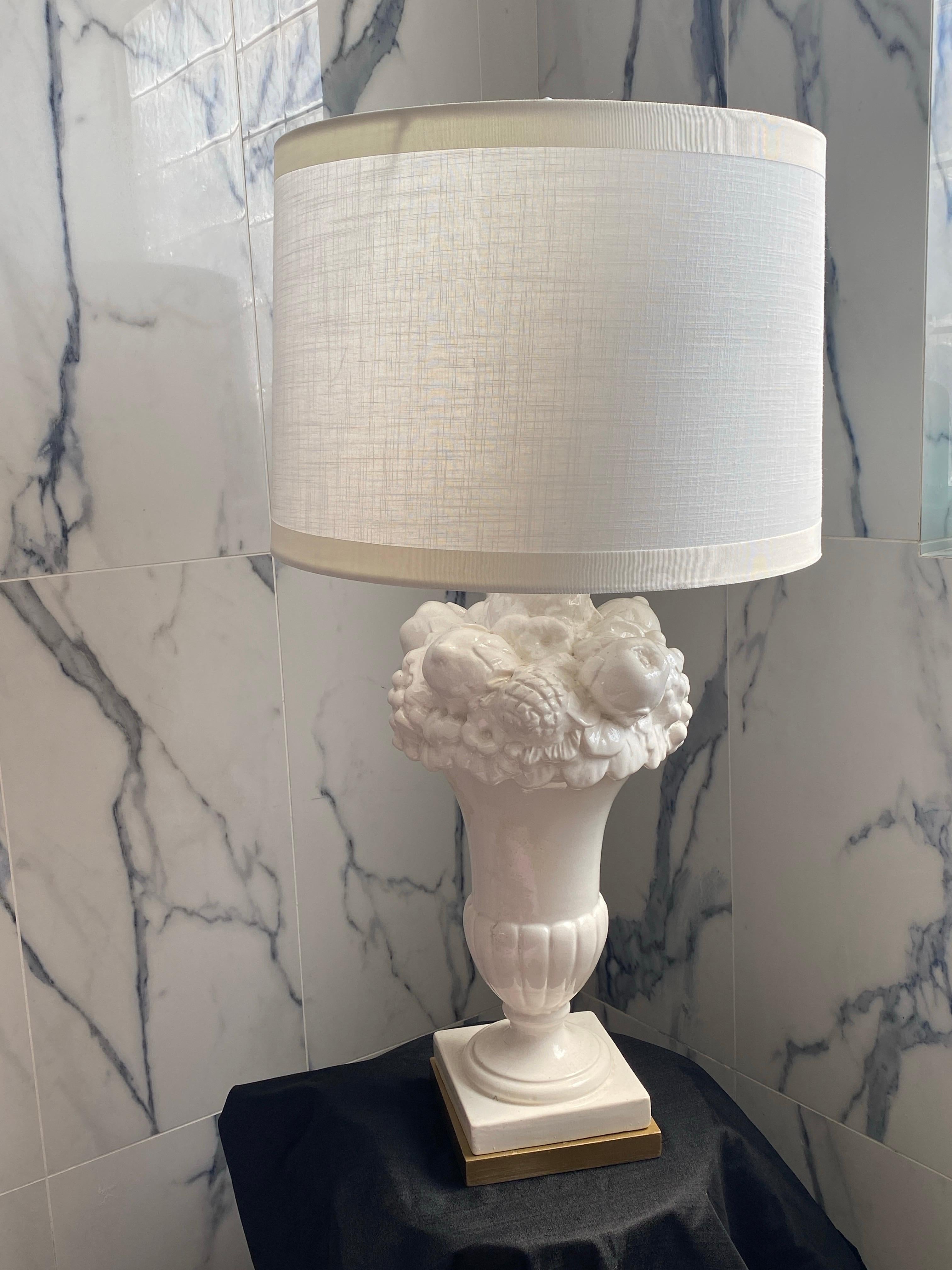 Pareja de elegantes lámparas de sobremesa italianas vintage Blanc de Chine Fruit Topiary. en venta 1