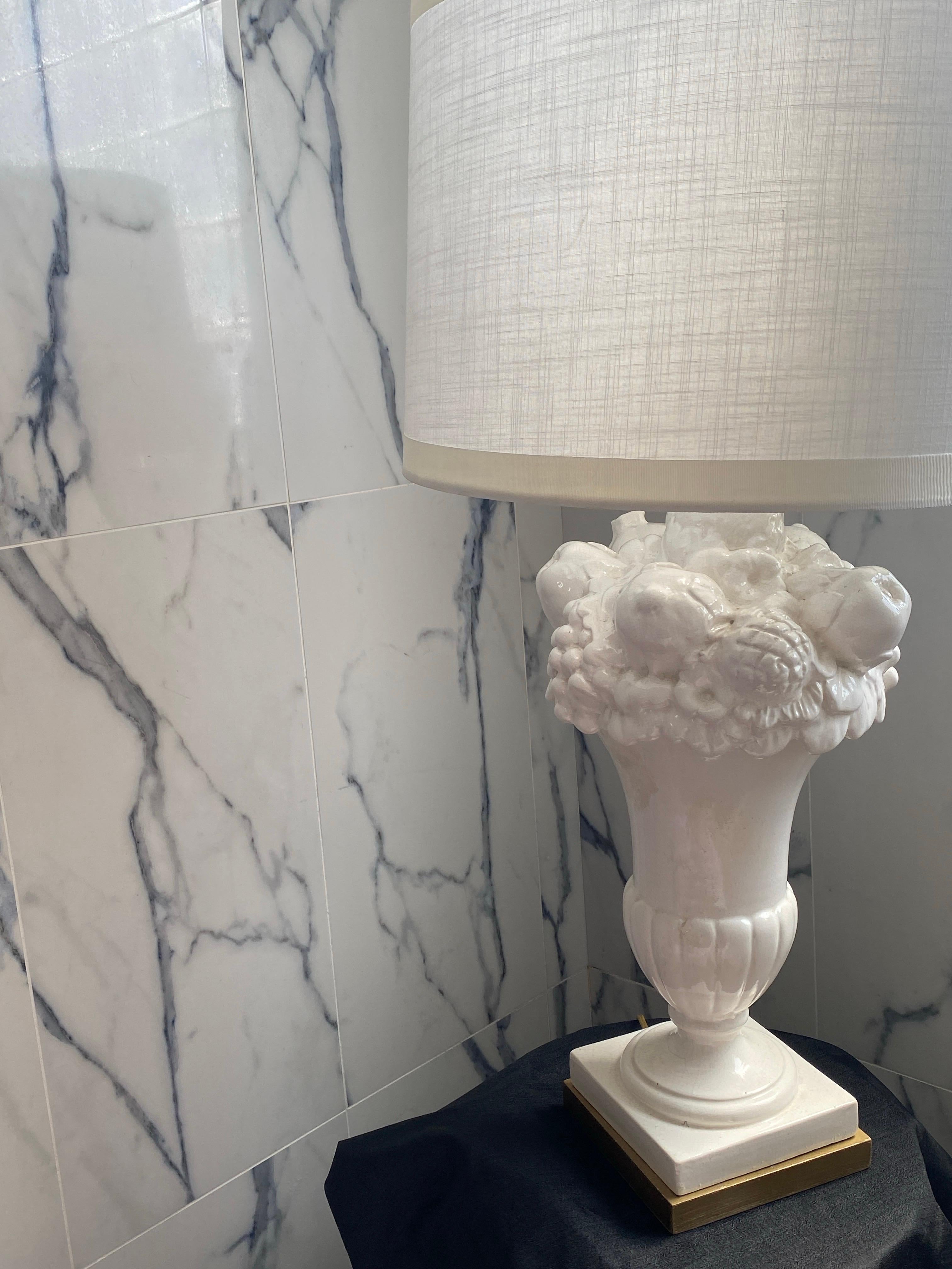 Pareja de elegantes lámparas de sobremesa italianas vintage Blanc de Chine Fruit Topiary. en venta 2