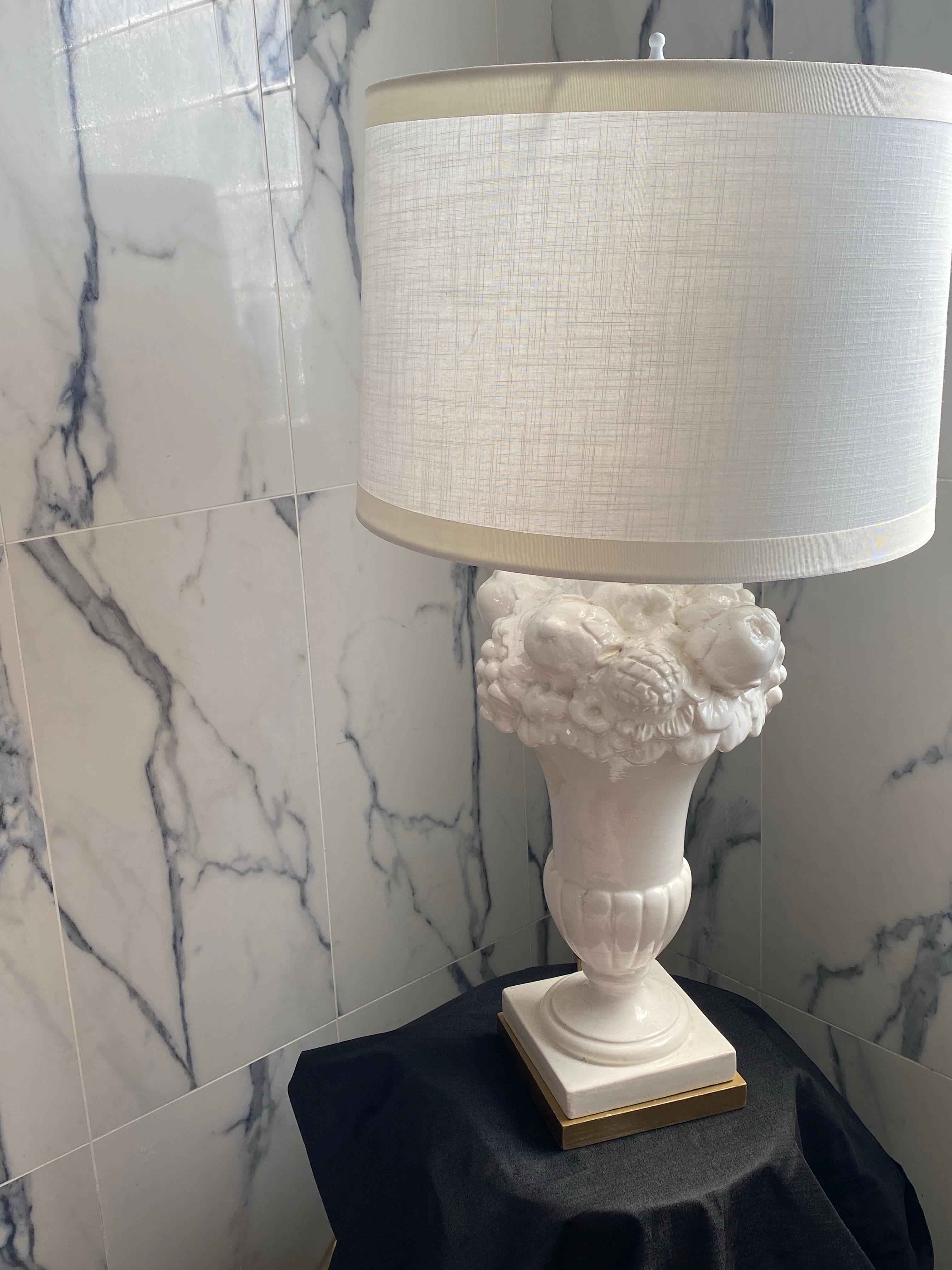 Pareja de elegantes lámparas de sobremesa italianas vintage Blanc de Chine Fruit Topiary. en venta 3