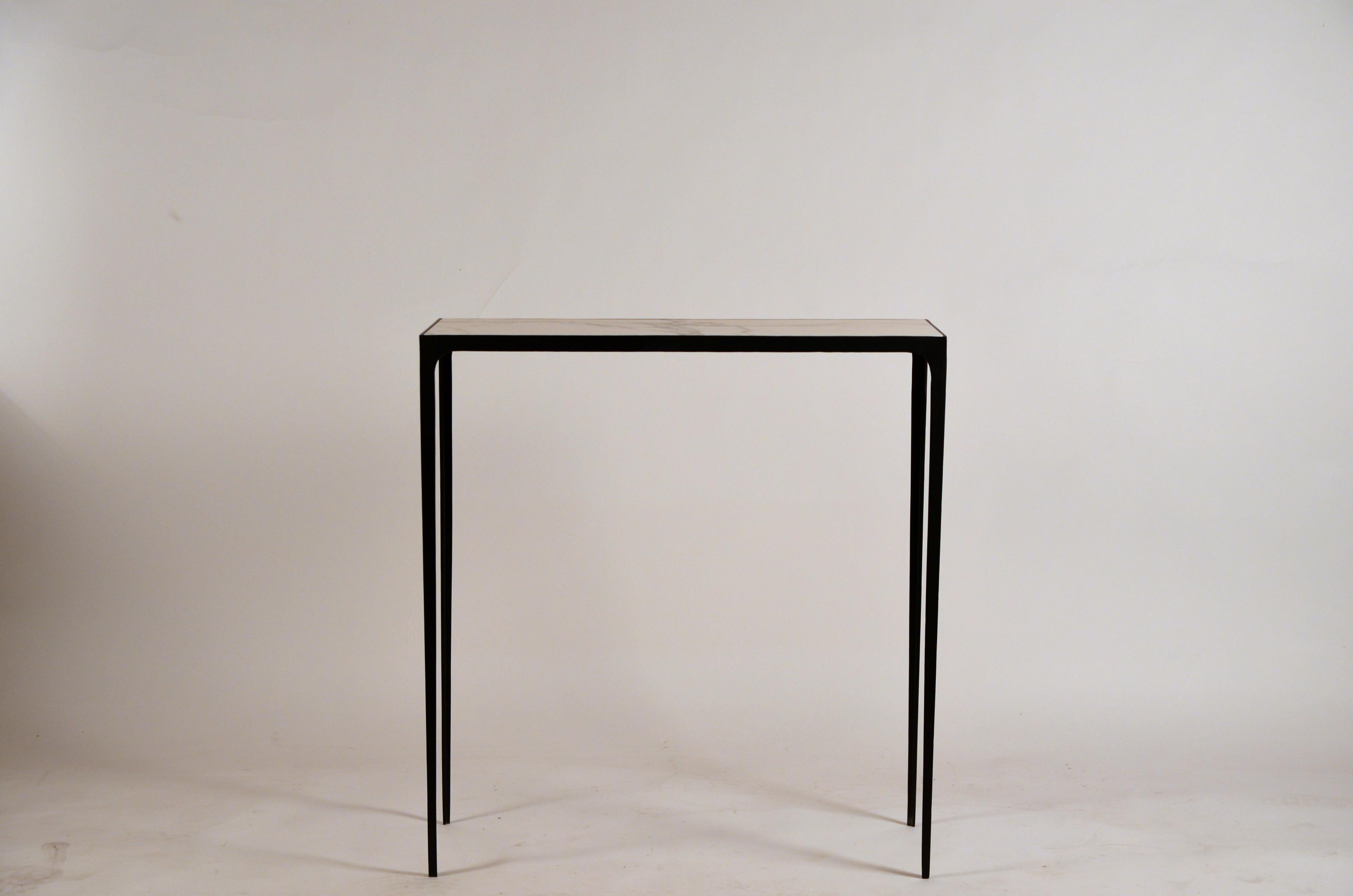 Ein Paar schicke Konsolen aus Schmiedeeisen und Marmor 'Esquisse' von Design Frères im Angebot 3
