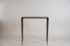 Pareja de elegantes consolas "Esquisse" de hierro forjado y mármol de Design Frères