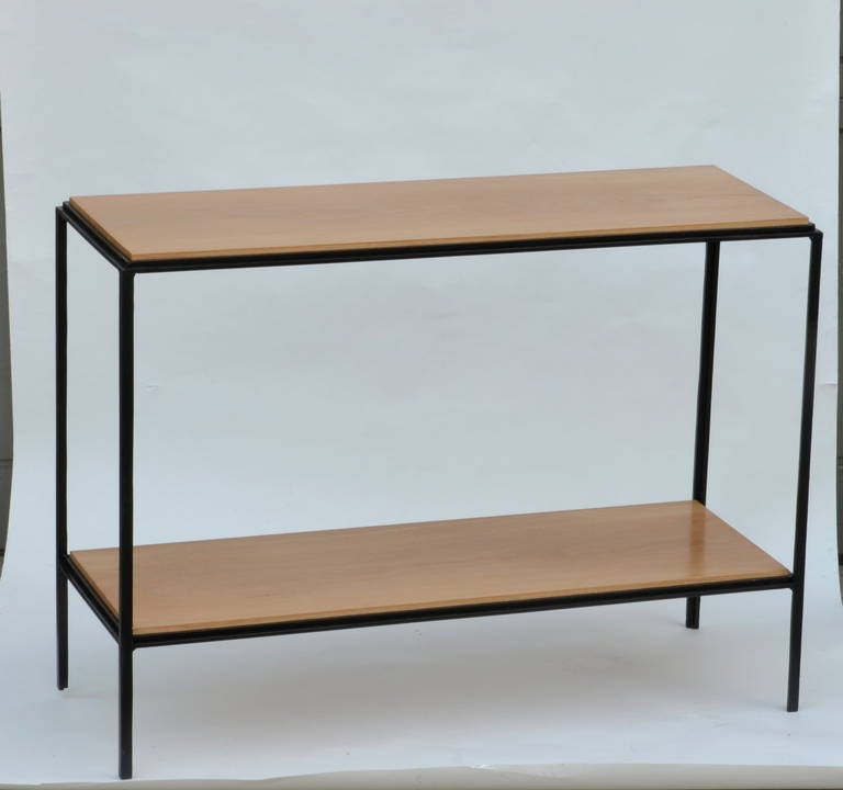 Paire de tables d'appoint chic en fer forgé et en chêne 'Rectiligne'™ par DESIGN FRÈRES®. Design/One Elegated.design. La deuxième étagère est à 6 pouces du sol.