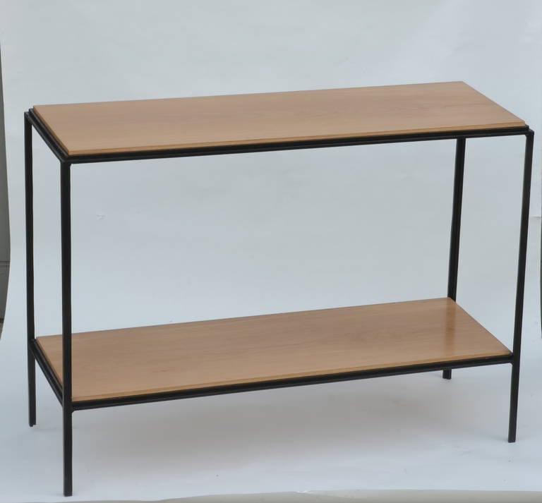 Moderne Paire de tables d'appoint 'Rectiligne' en fer forgé et Oak par Design Frères en vente