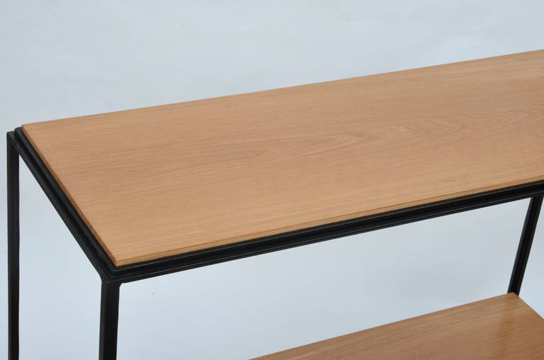 Paire de tables d'appoint 'Rectiligne' en fer forgé et Oak par Design Frères Neuf - En vente à Los Angeles, CA
