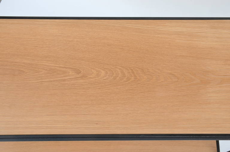 XXIe siècle et contemporain Paire de tables d'appoint 'Rectiligne' en fer forgé et Oak par Design Frères en vente