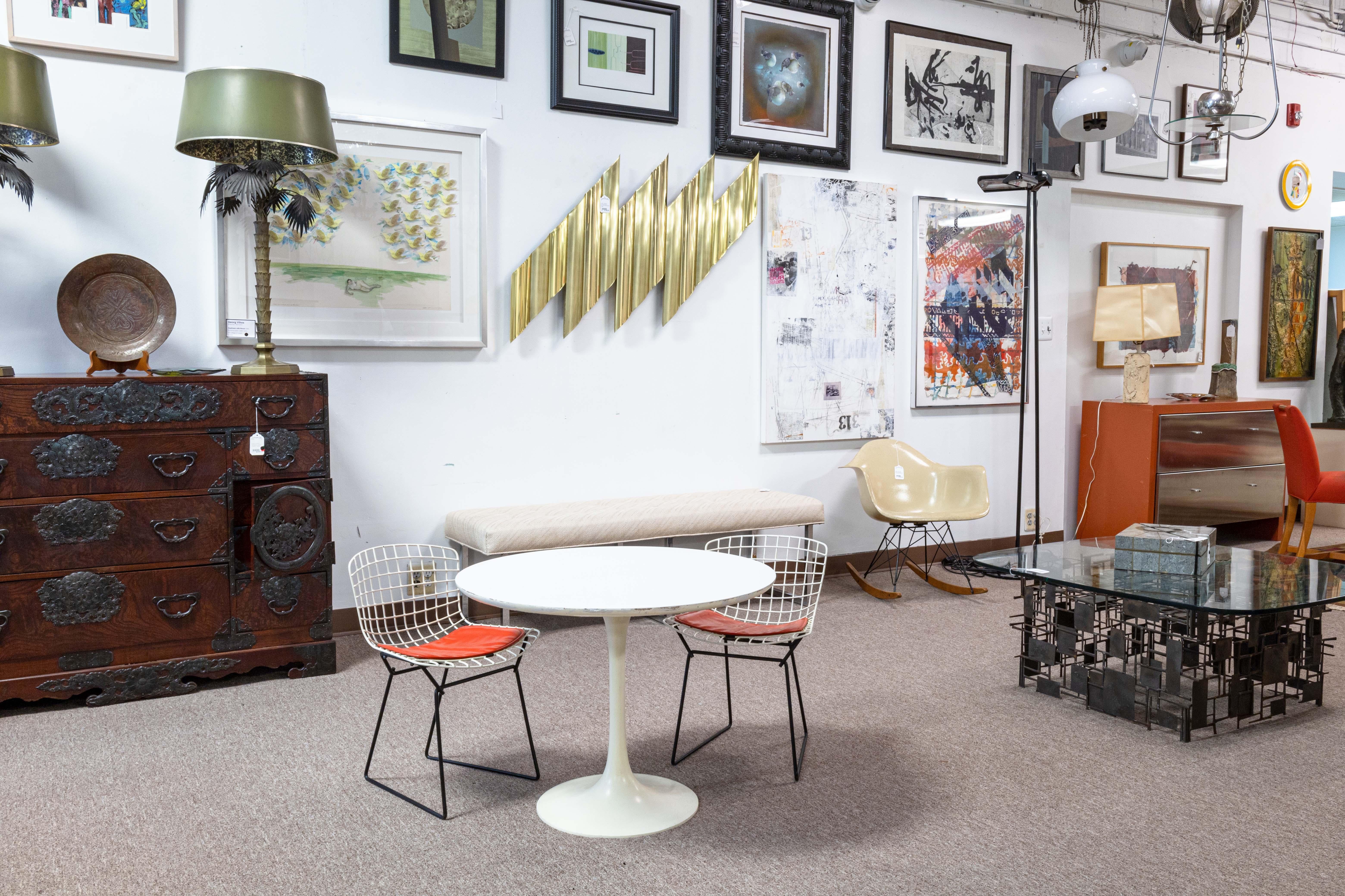Una coppia di sedie vintage in filo di ferro Bertoia per bambini di Knoll. Un oggetto da collezione super cool o un pezzo vintage funzionale. Queste sedie presentano una versione ridotta dell'iconico design della sedia a filo di Harry Bertoia. Nella