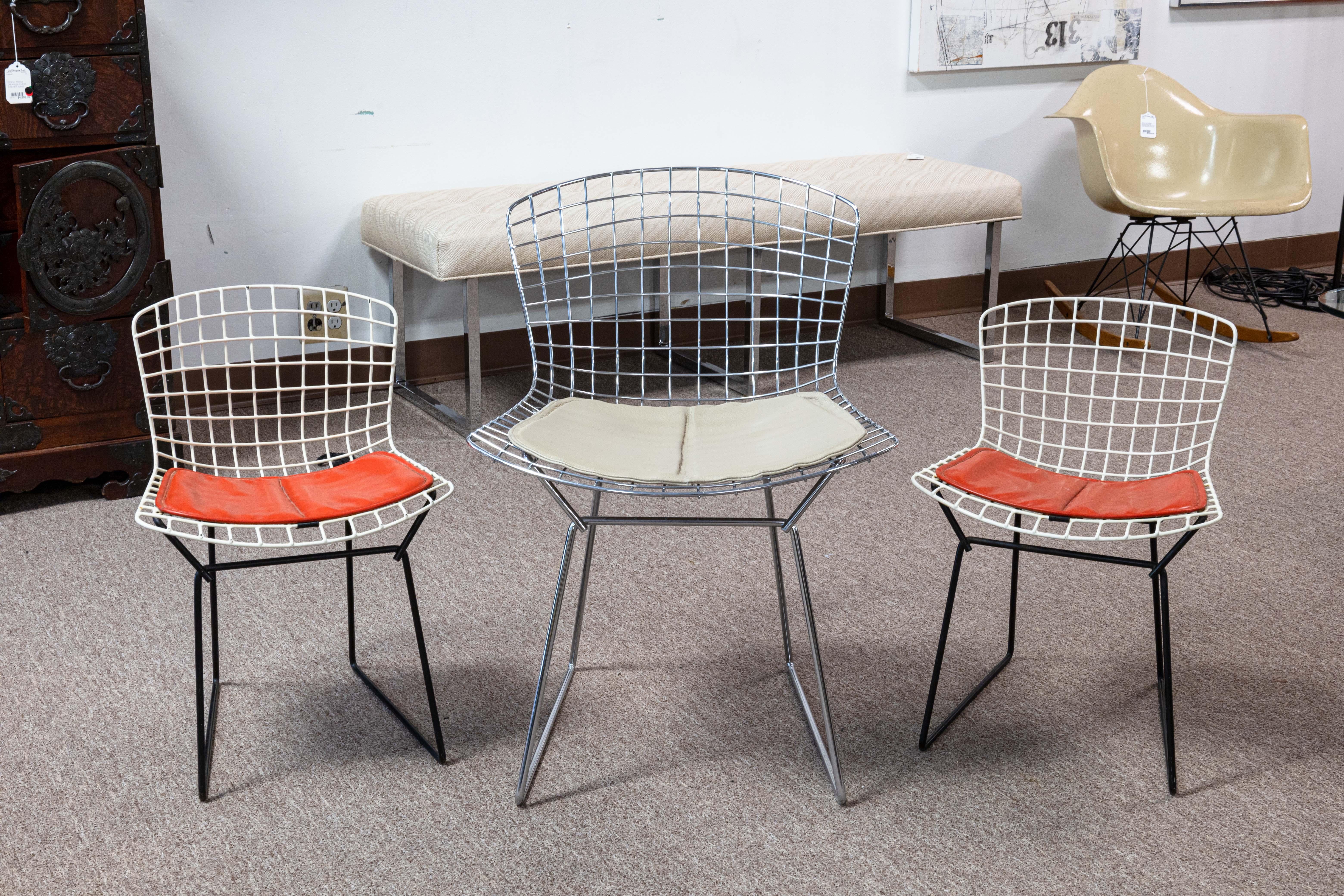 Mid-Century moderno Coppia di sedie in filo di ferro Knoll Bertoia bianche e nere per bambini con cuscini rossi in vendita