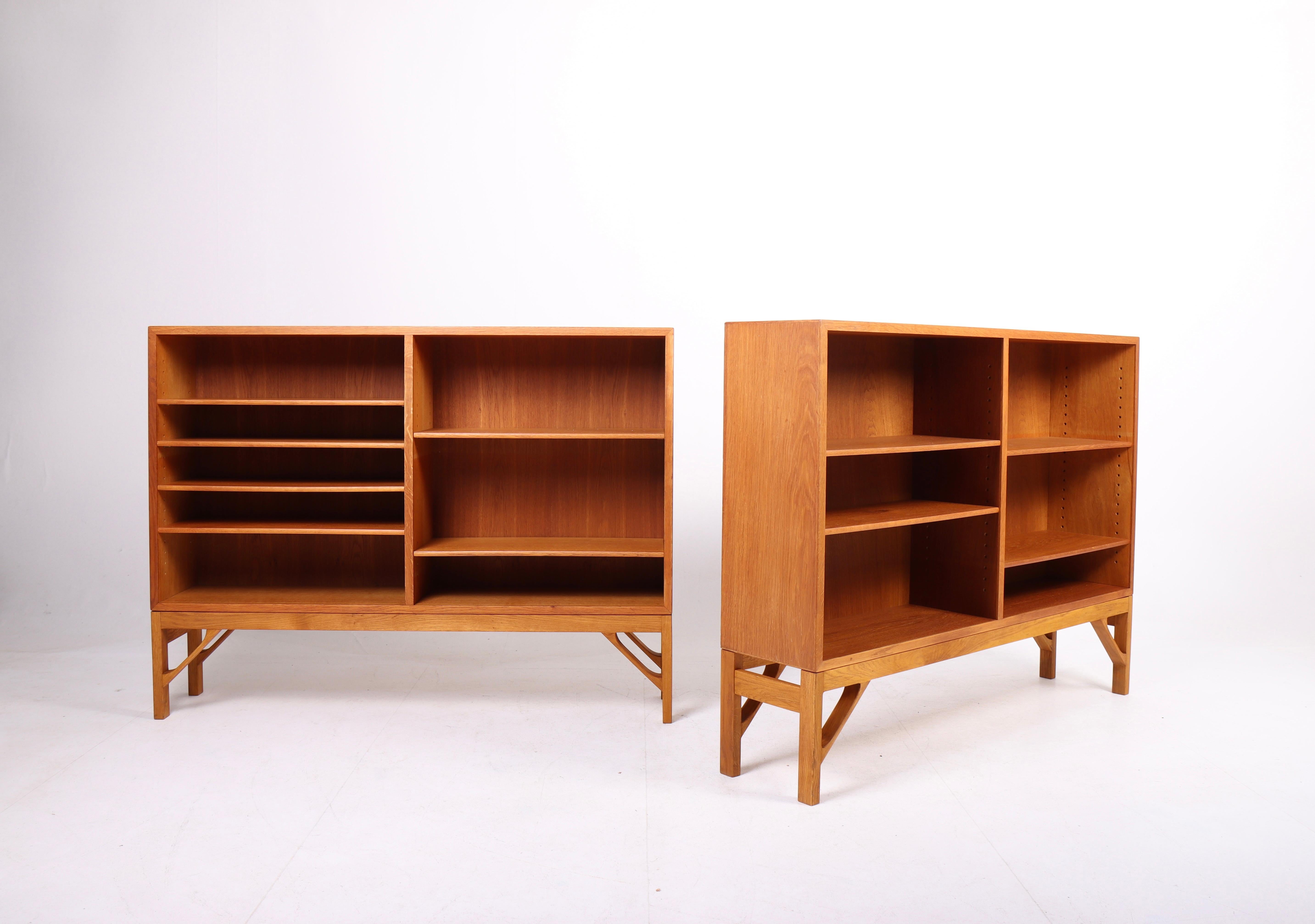 Pair of bookcases in oak with adjustable shelves, designed by Maa. Børge Mogensen for C.M. Madsen cabinetmakers in 1958. Made in Denmark in the 1960s.