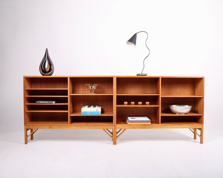 Scandinavian Modern Pair of China Bookcases in Oak by Børge Mogensen, Made in Denmark, 1960s For Sale