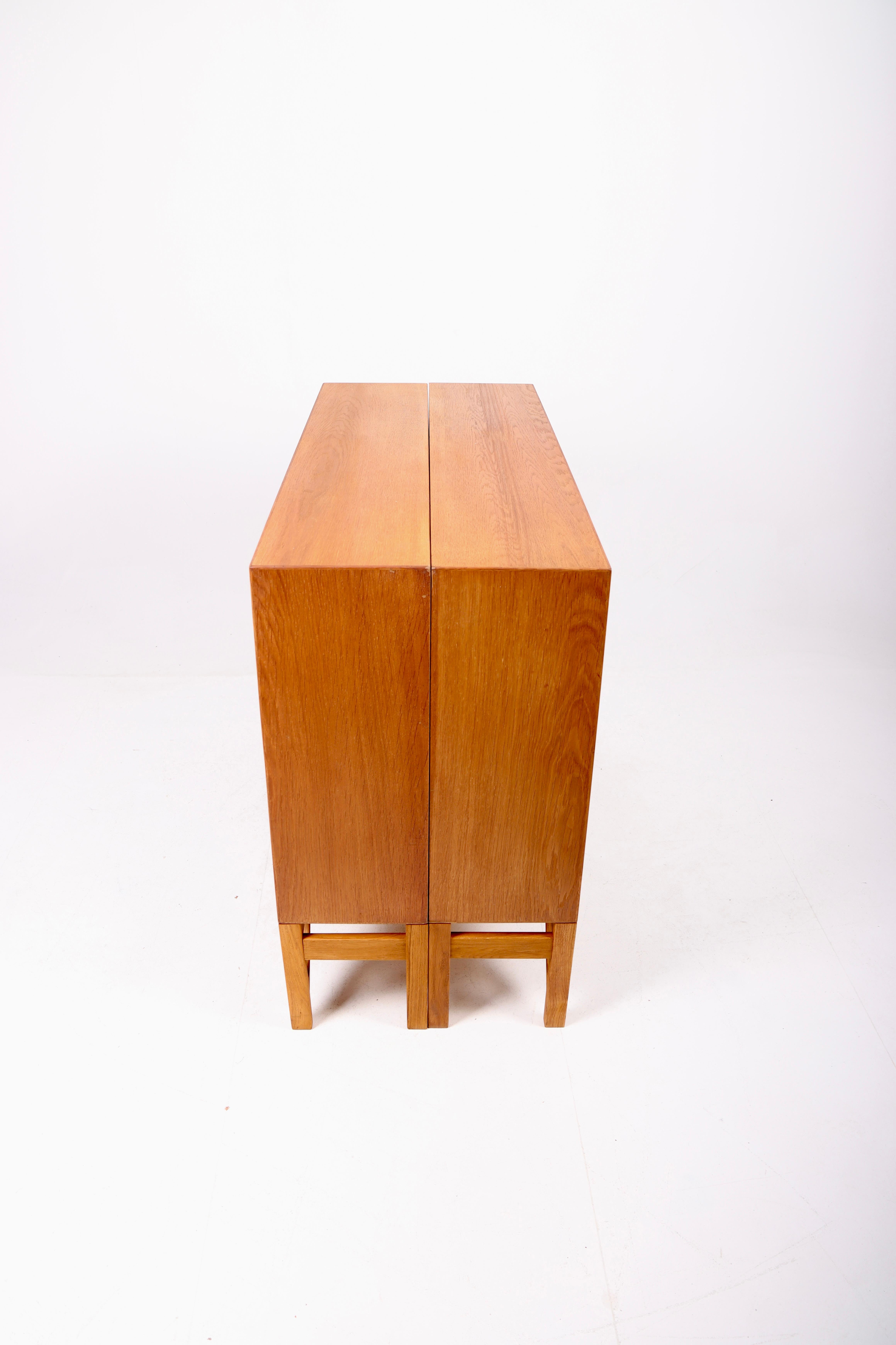 Mid-20th Century Pair of China Bookcases in Oak by Børge Mogensen, Made in Denmark For Sale