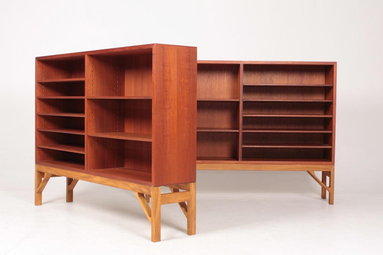 Pair of pristine bookcases with adjustable shelves in teak and solid oak frame, designed by Maa. Børge Mogensen for C.M. Madsen cabinetmakers in 1958. Made in Denmark in the 1960s.