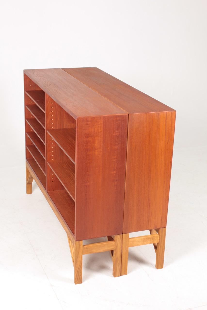Pair of China Bookcases in Teak & Oak by Børge Mogensen, Made in Denmark, 1960s In Excellent Condition In Lejre, DK