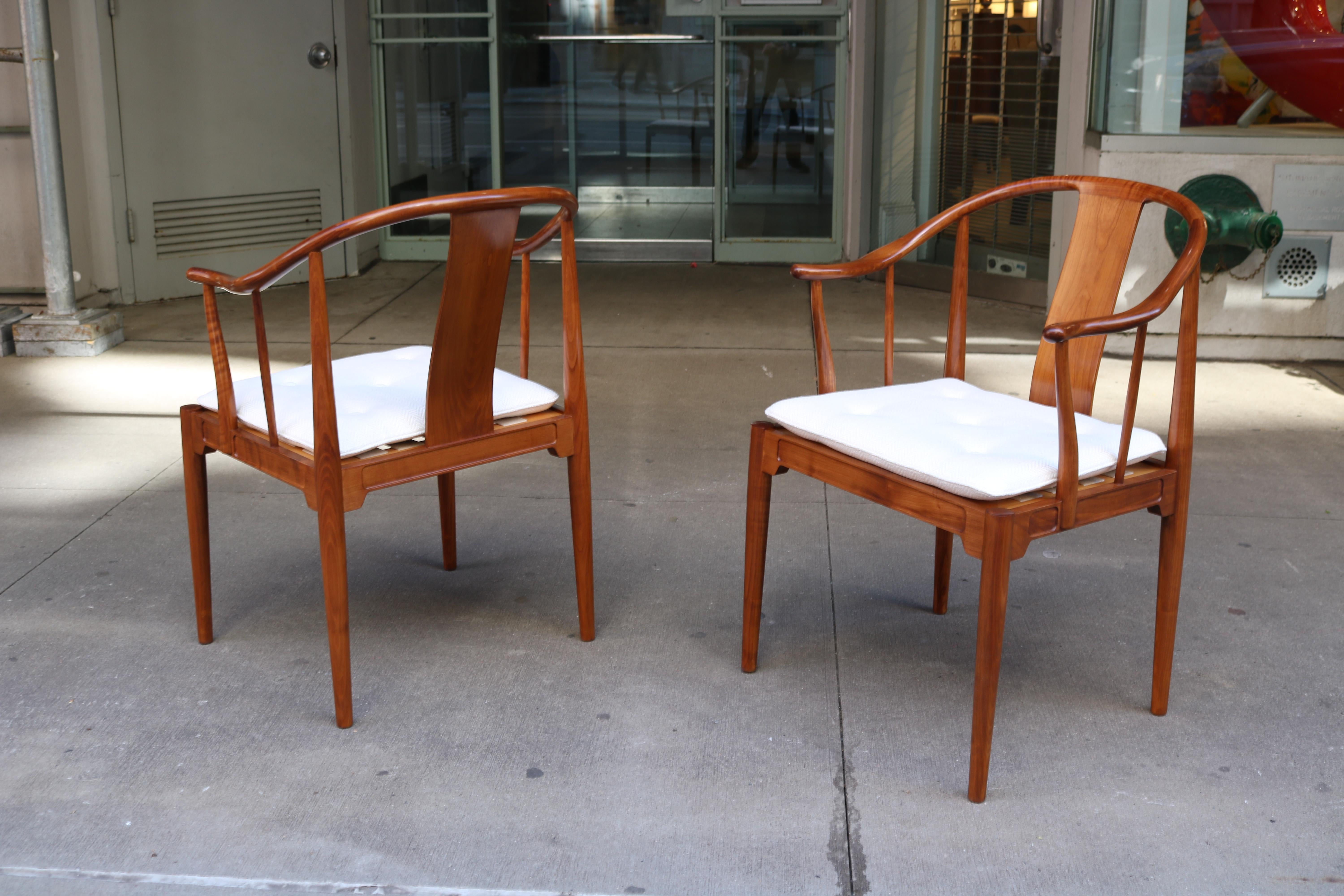 Pareja de sillas de porcelana de Hans J. Wegner para Fritz Hansen en venta 3