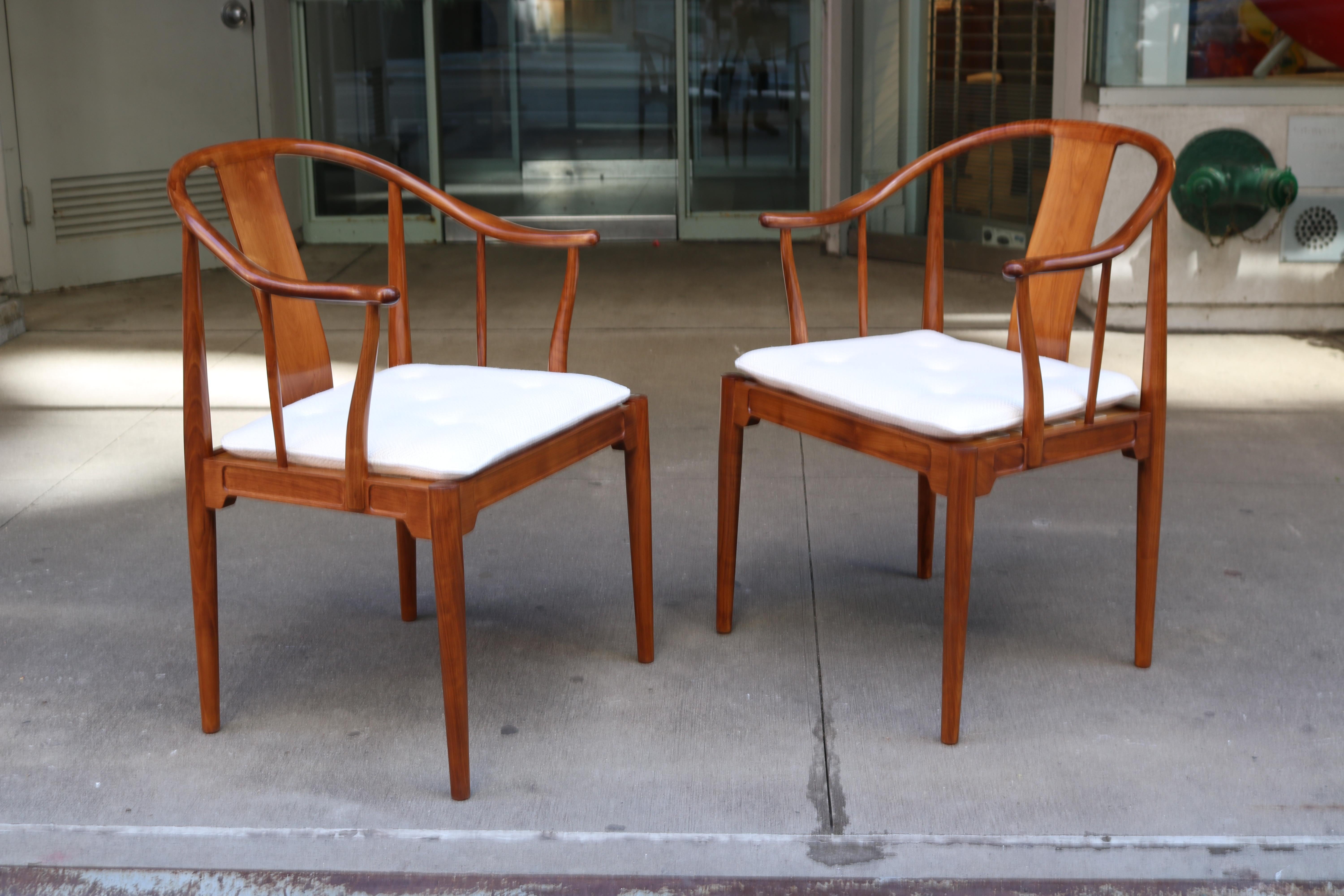 Pair of China Chairs by Hans J. Wegner for Fritz Hansen For Sale 5