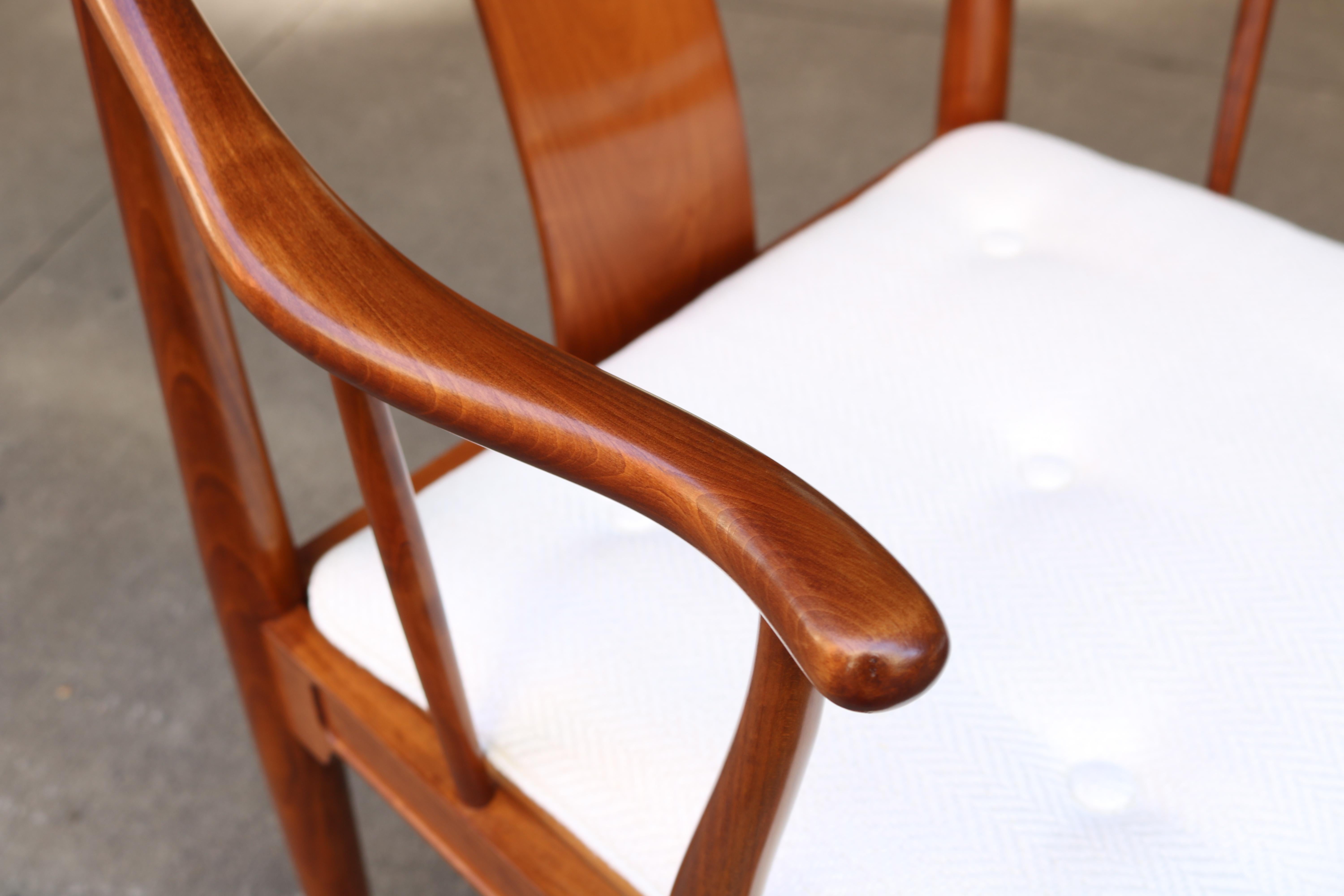 Pareja de sillas de porcelana de Hans J. Wegner para Fritz Hansen. Diseñada en 1944 y fabricada por Fritz Hansen. Madera de cerezo teñida con cojín de asiento tapizado suelto. 
