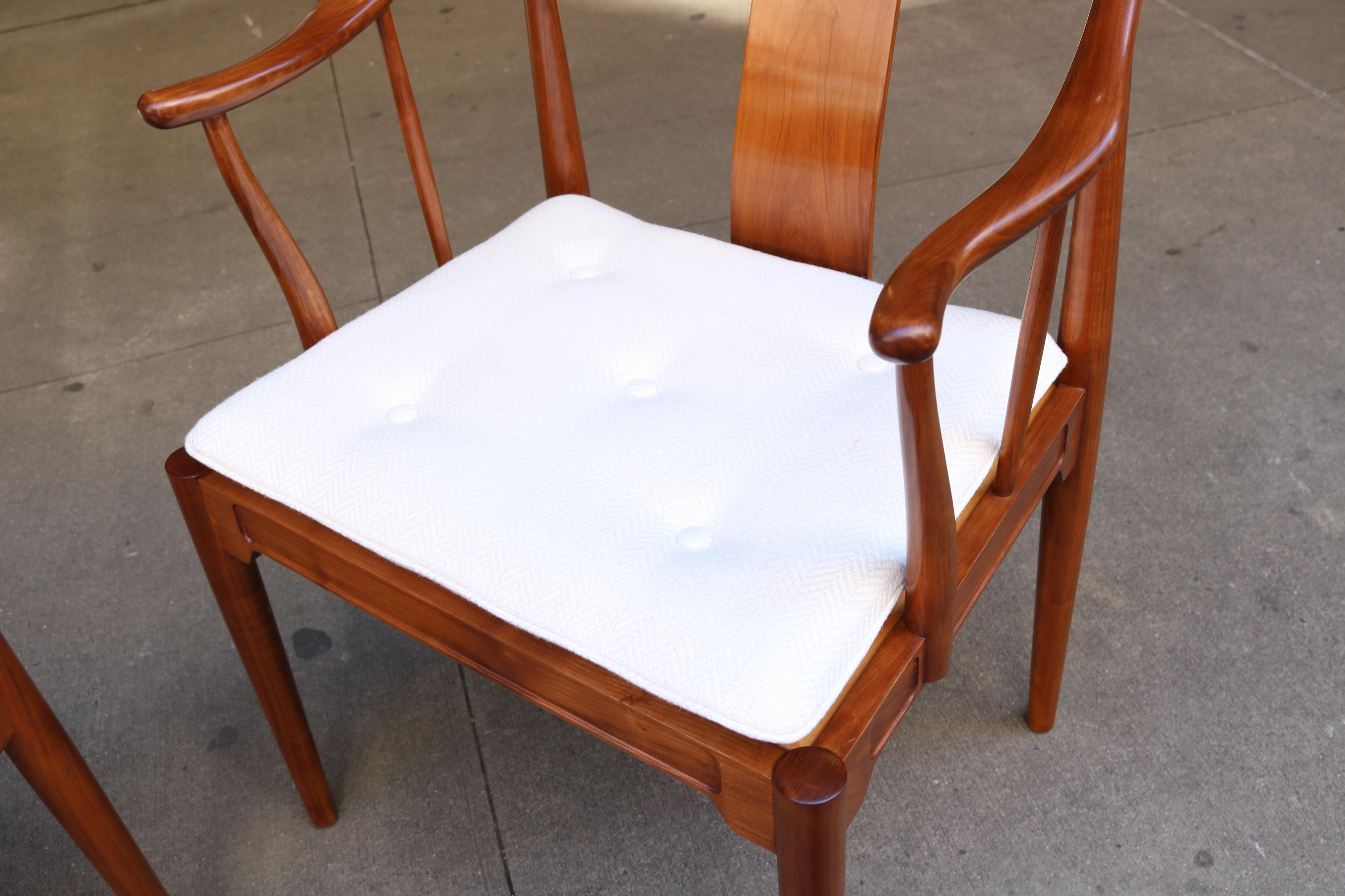 Pareja de sillas de porcelana de Hans J. Wegner para Fritz Hansen Tapicería en venta