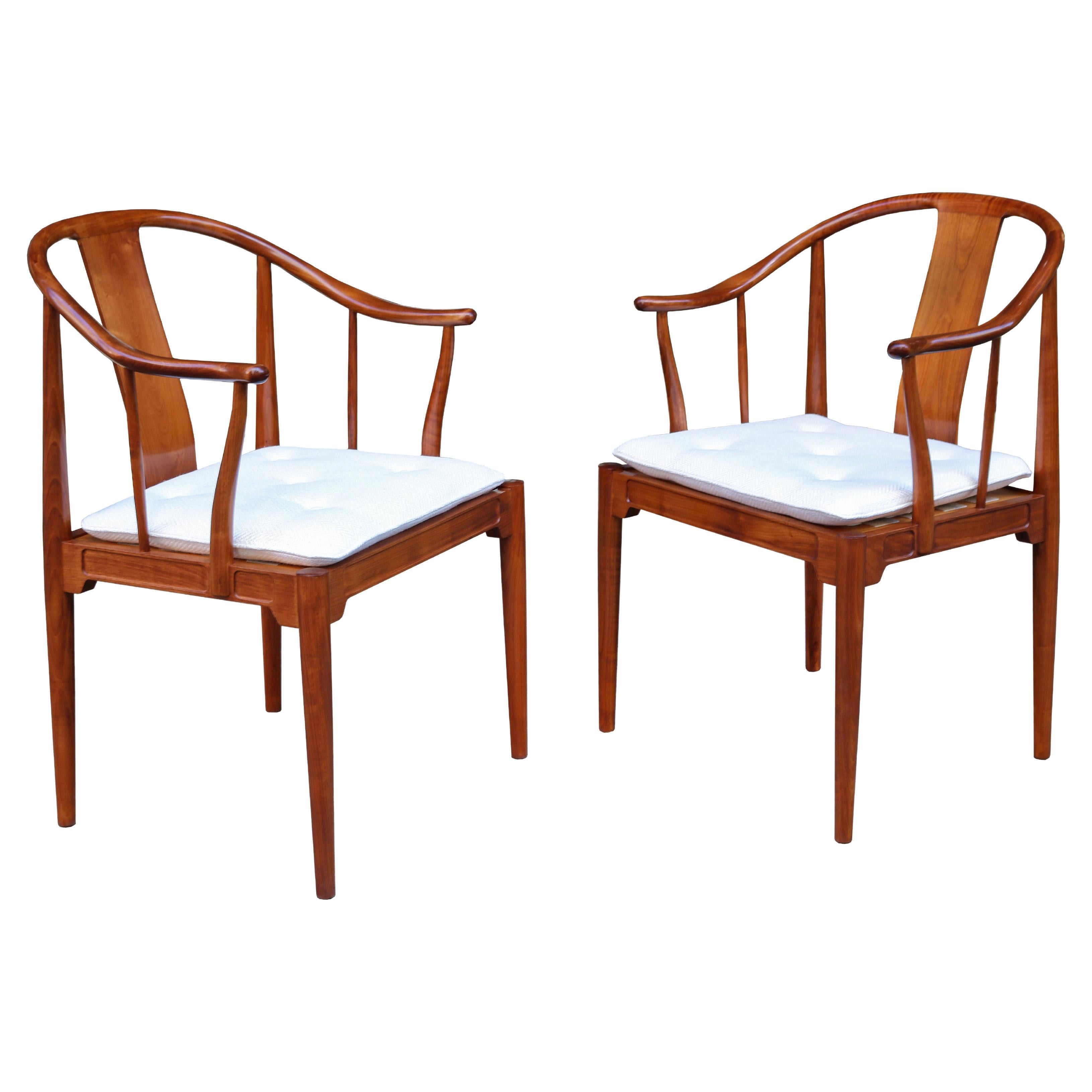 Pareja de sillas de porcelana de Hans J. Wegner para Fritz Hansen