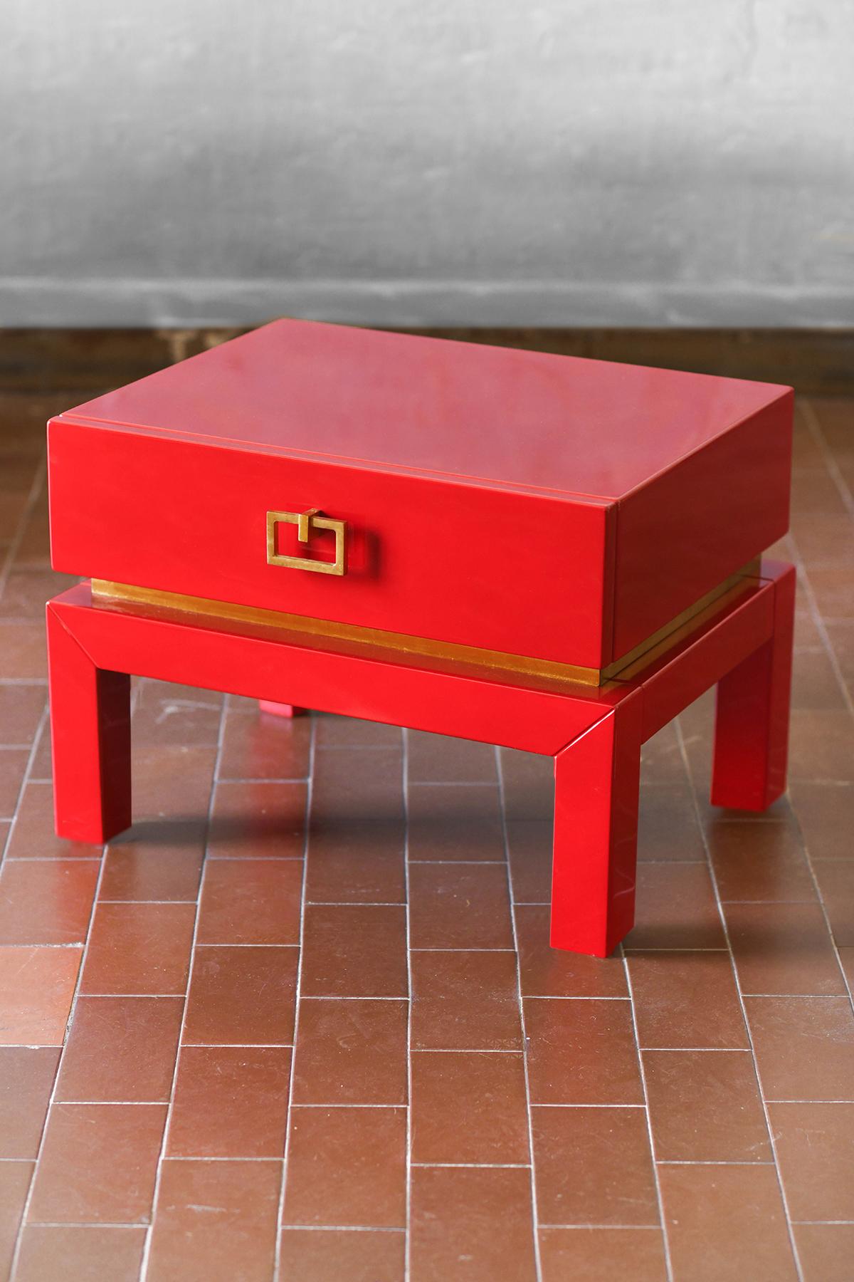 Pair of china red bedside tables with brass details from the 1970s  In Good Condition For Sale In Roma, RM