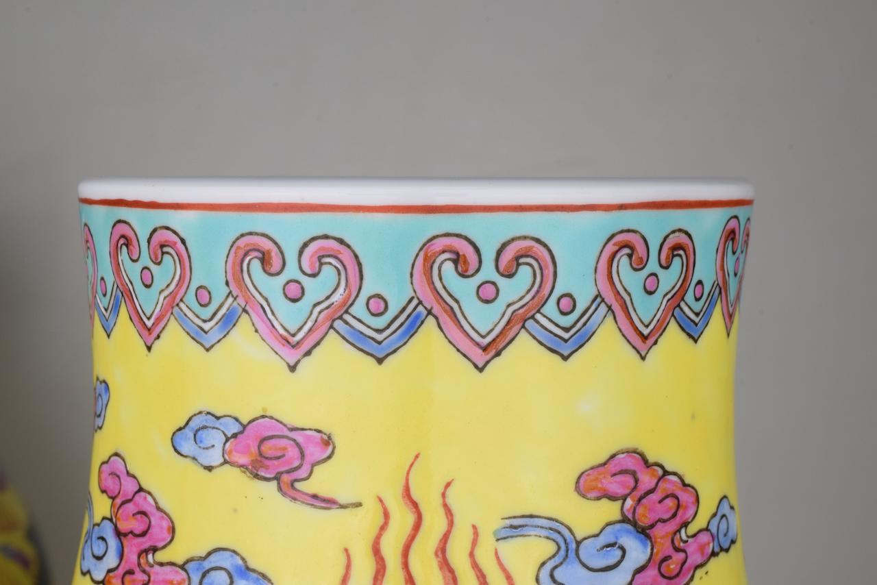 Paar chinesische Vasen mit gelbem Hintergrund und Drachen im Angebot 4
