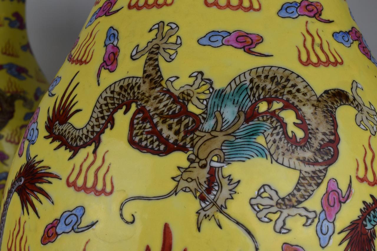 Paar chinesische Vasen mit gelbem Hintergrund und Drachen im Angebot 5