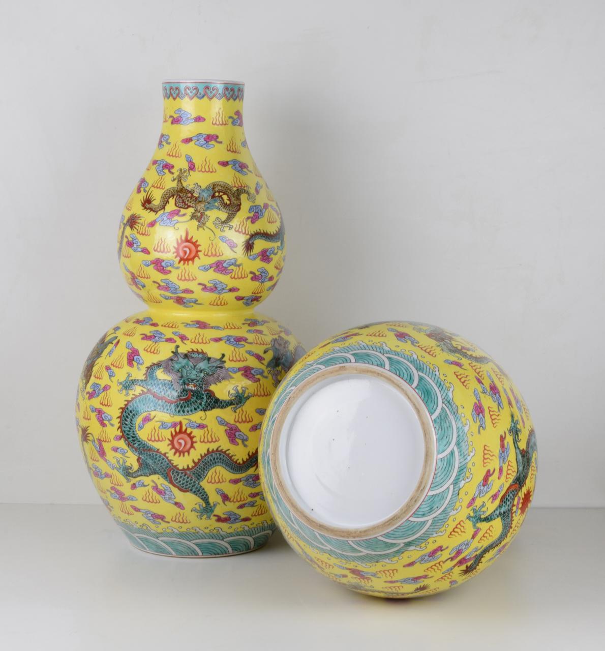 Paar chinesische Vasen mit gelbem Hintergrund und Drachen im Angebot 11