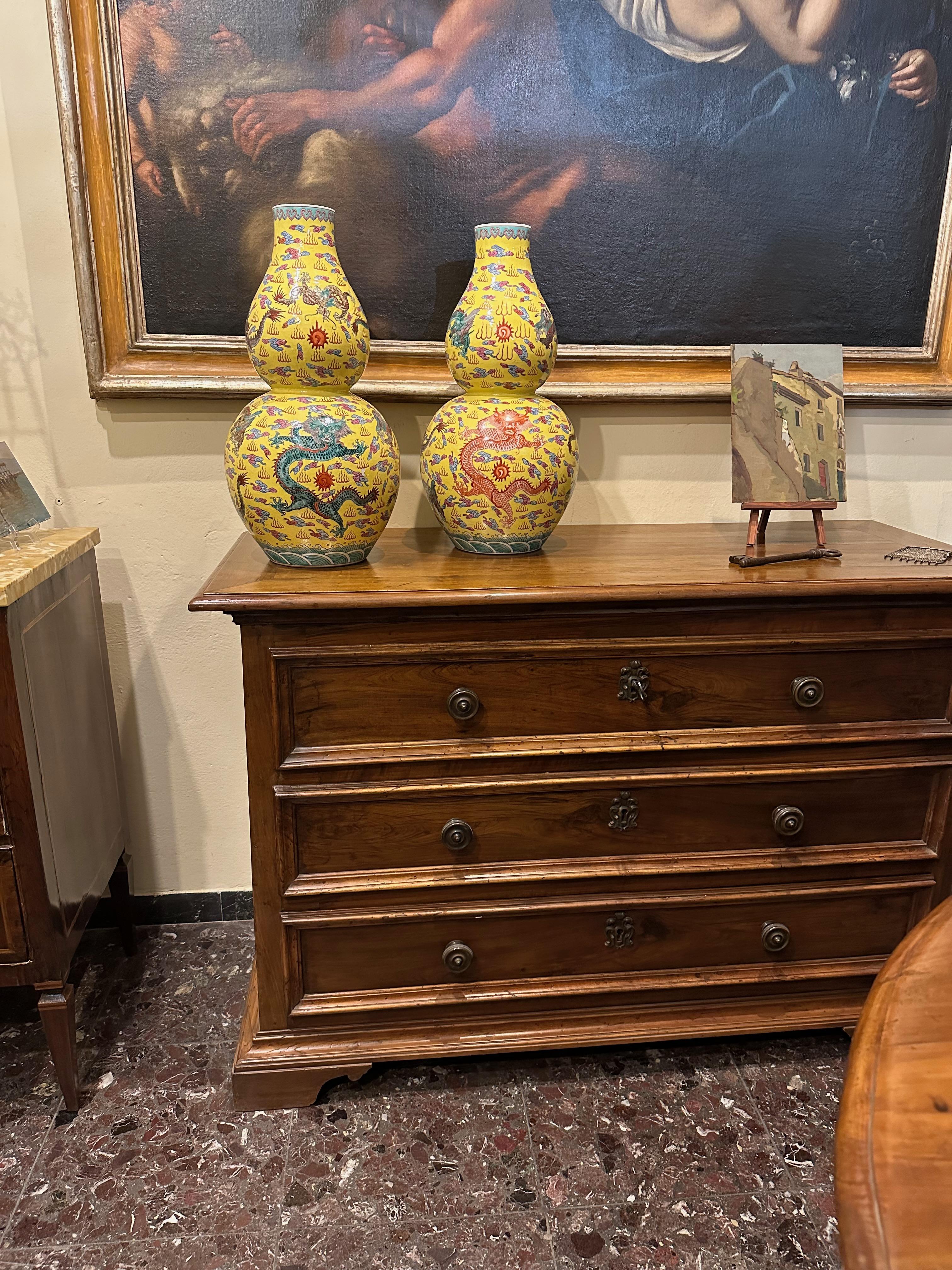Paar chinesische Vasen mit gelbem Hintergrund und Drachen im Angebot 12