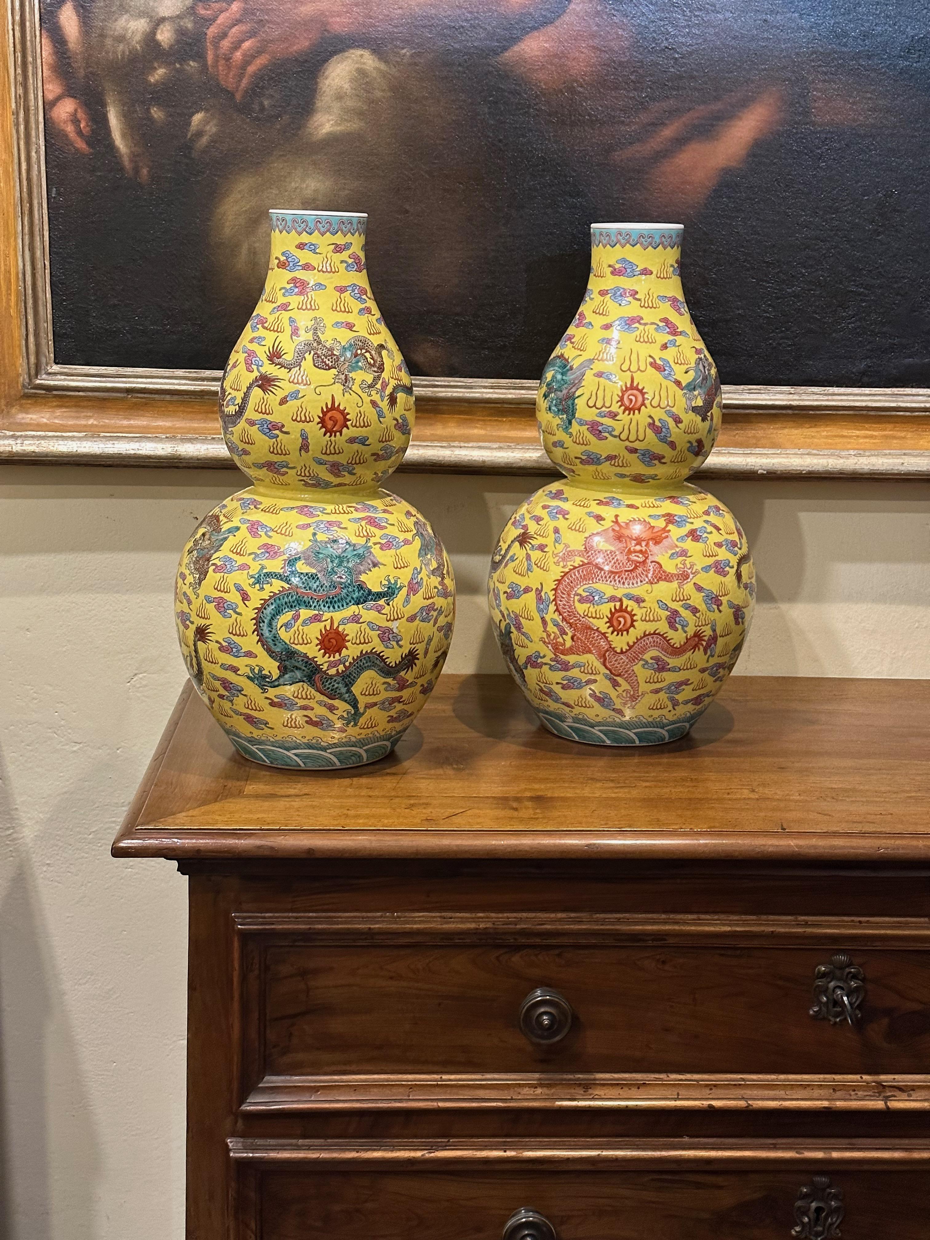 Paar chinesische Vasen mit gelbem Hintergrund und Drachen im Angebot 13