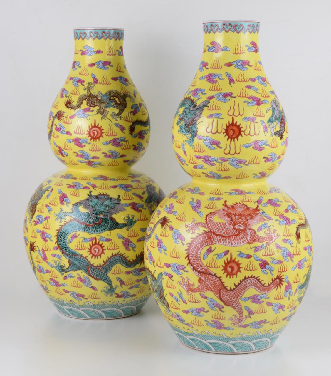 China, 20. Jahrhundert.
Porzellan mit gelbem Hintergrund und Drachendekoration
Höhe cm 55.