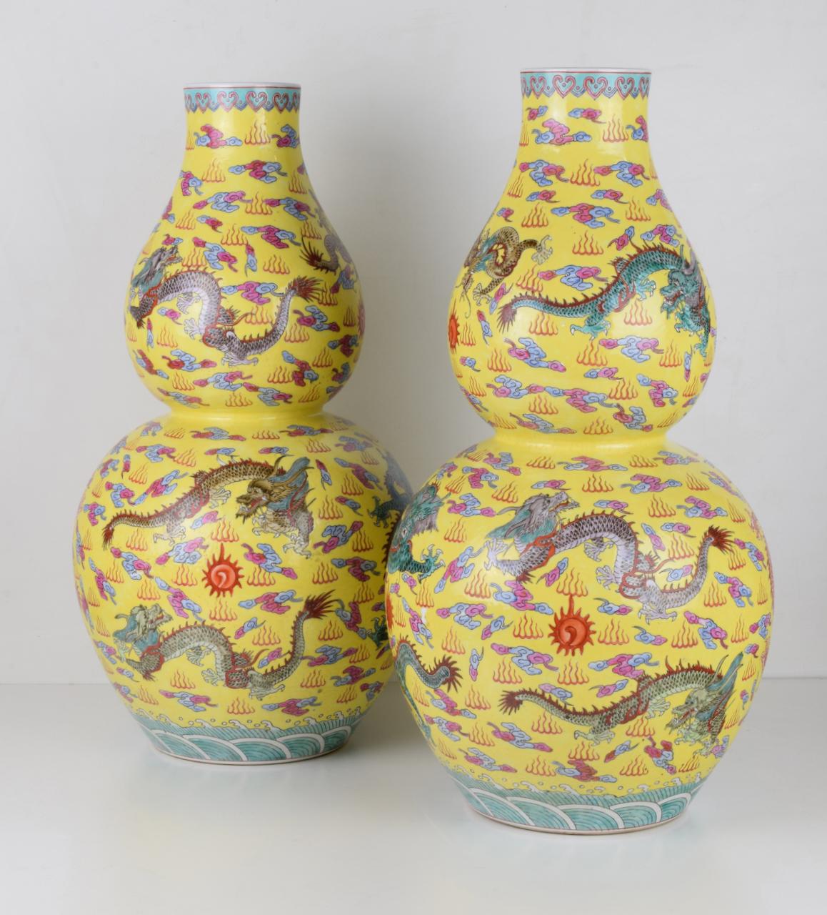 Paar chinesische Vasen mit gelbem Hintergrund und Drachen (Chinesisch) im Angebot