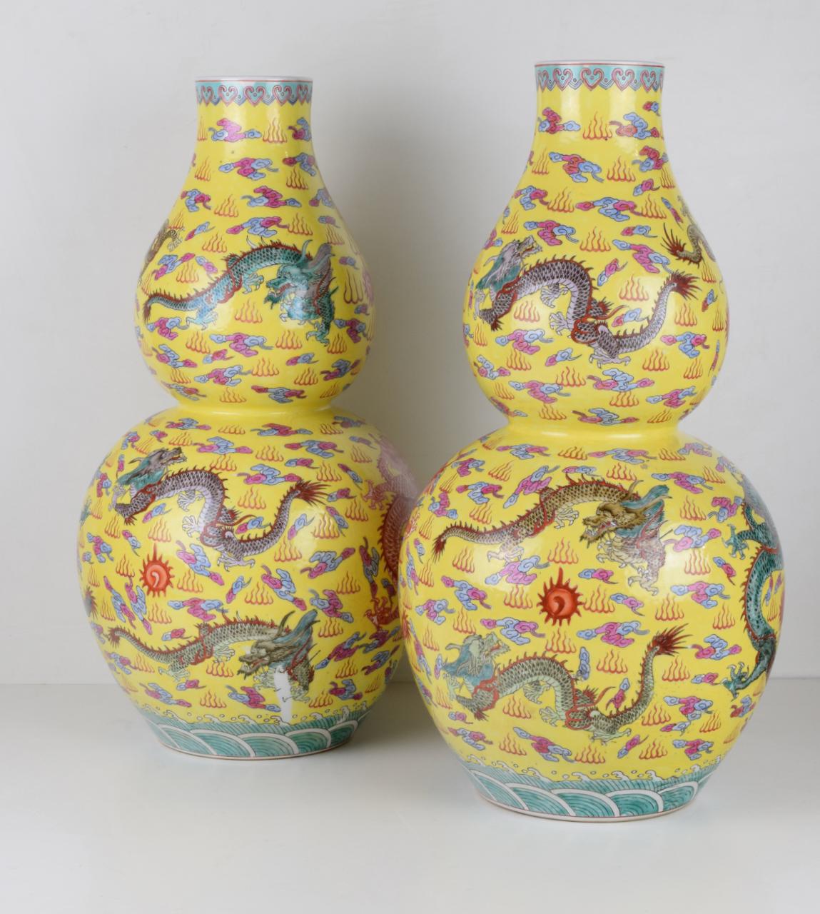Paar chinesische Vasen mit gelbem Hintergrund und Drachen (20. Jahrhundert) im Angebot