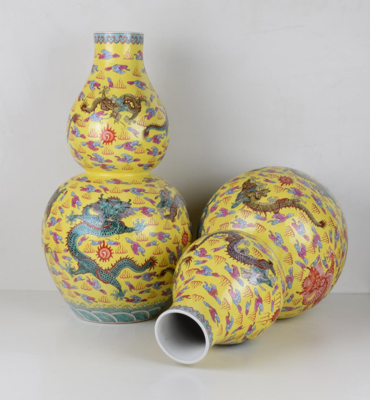 Paar chinesische Vasen mit gelbem Hintergrund und Drachen (Porzellan) im Angebot