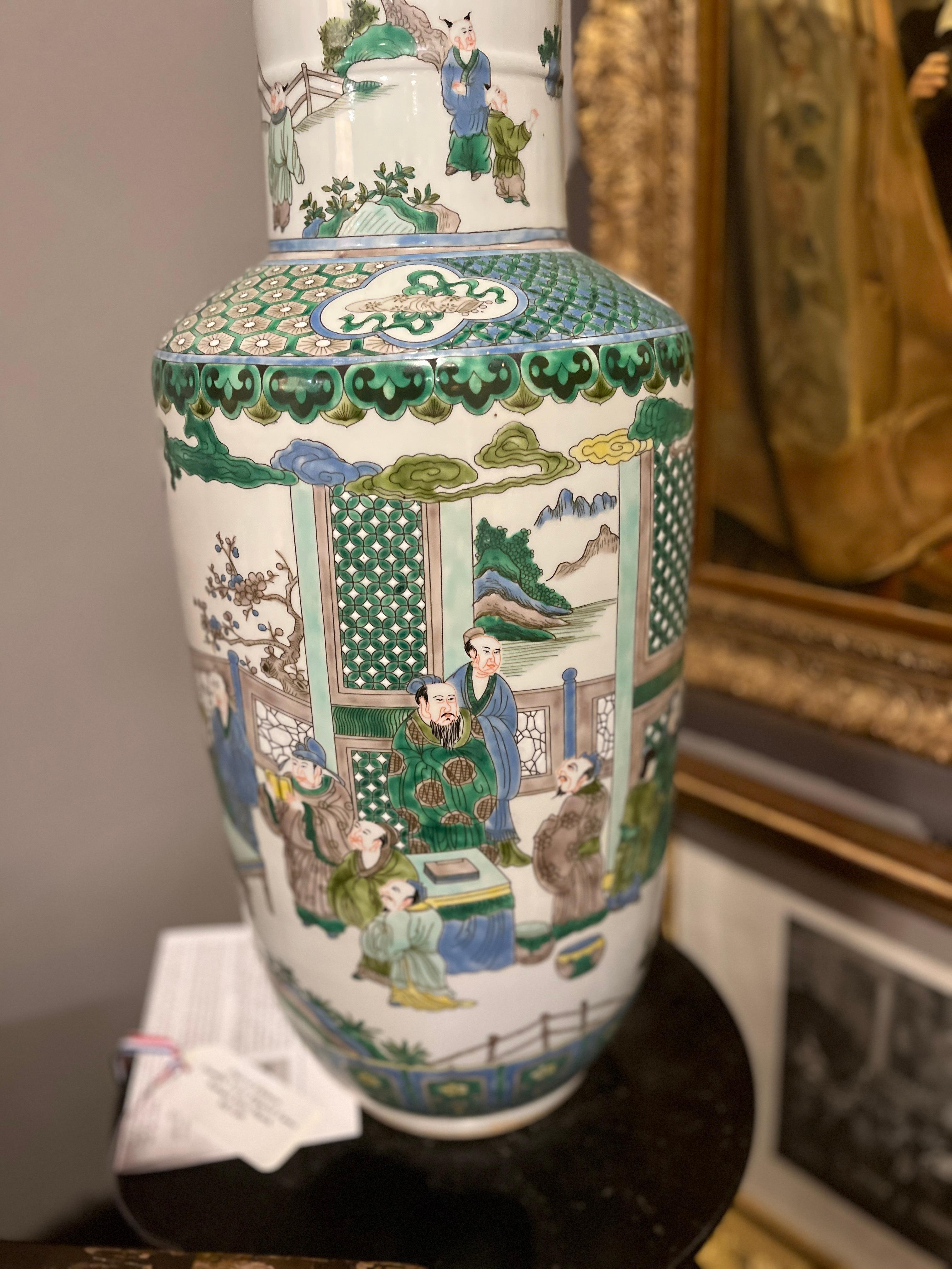 Exportation chinoise Paire de vases figuratifs Famille Verte de Chine avec marque de style Kangxi en vente