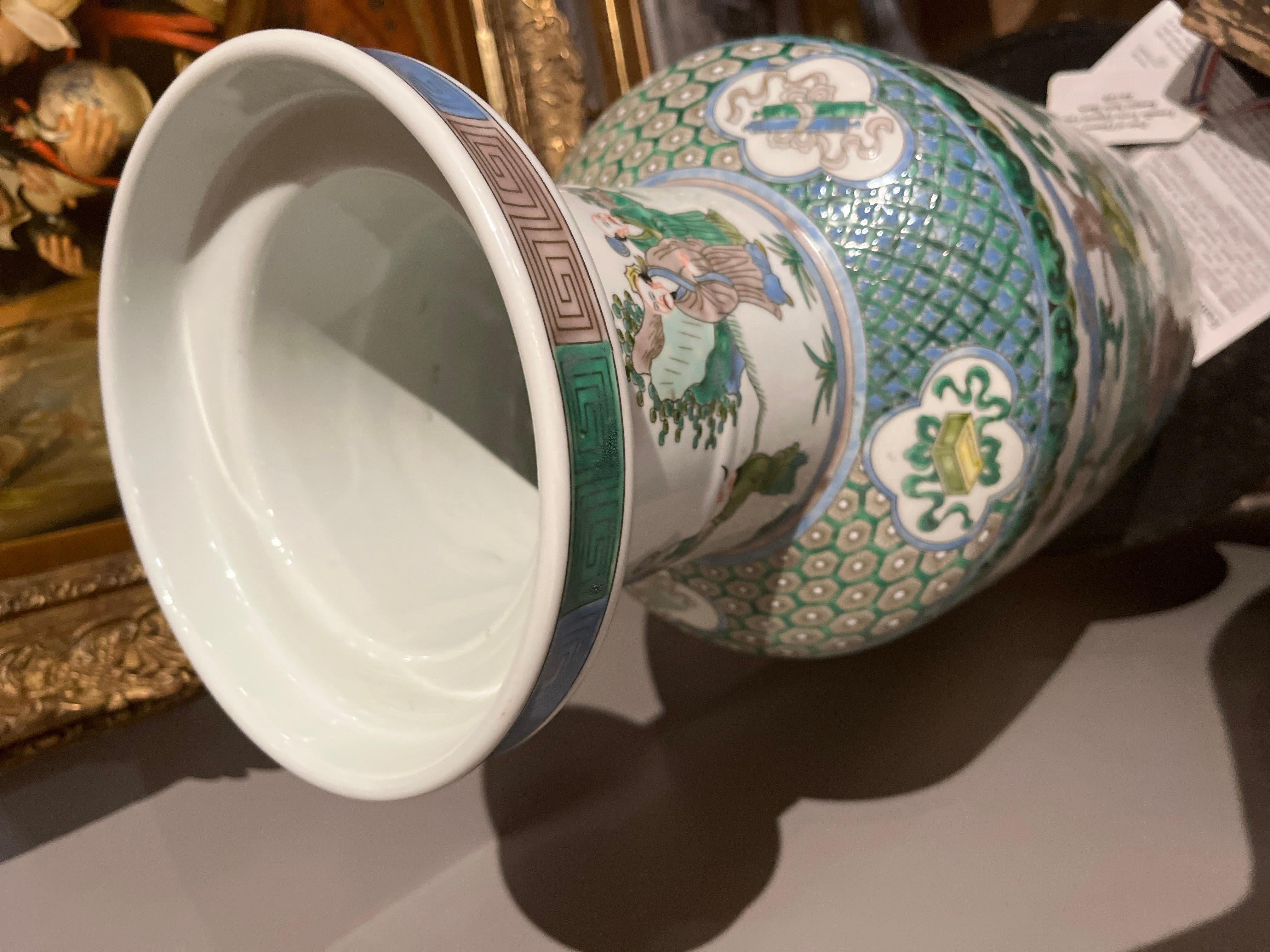 Paire de vases figuratifs Famille Verte de Chine avec marque de style Kangxi en vente 1
