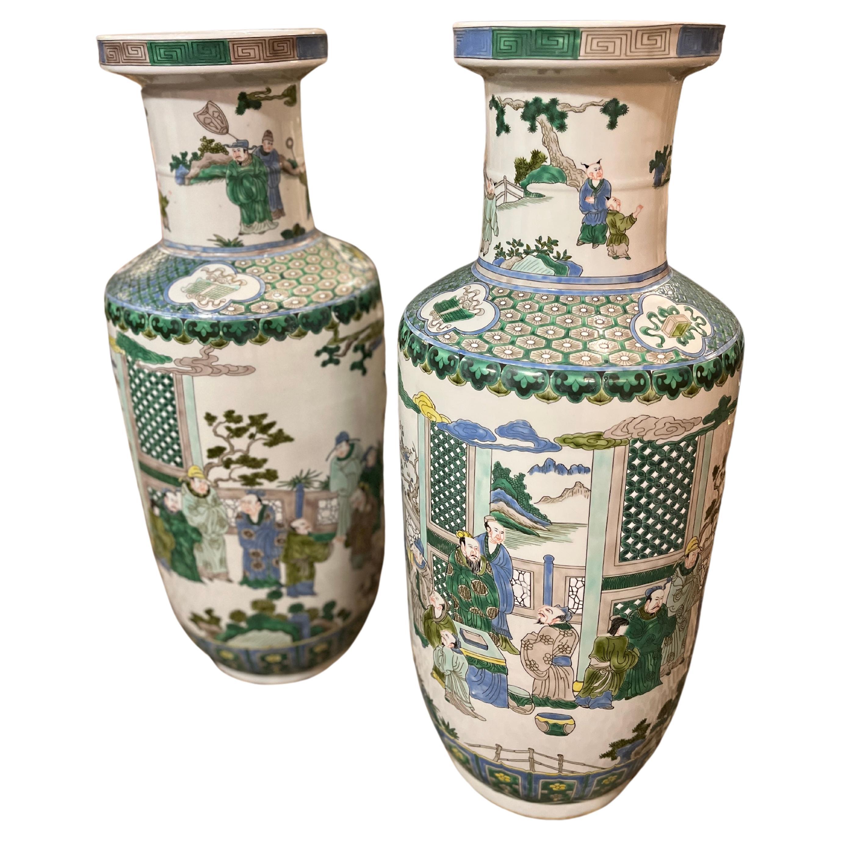 Paire de vases figuratifs Famille Verte de Chine avec marque de style Kangxi en vente