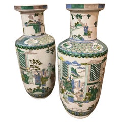 Paire de vases figuratifs Famille Verte de Chine avec marque de style Kangxi