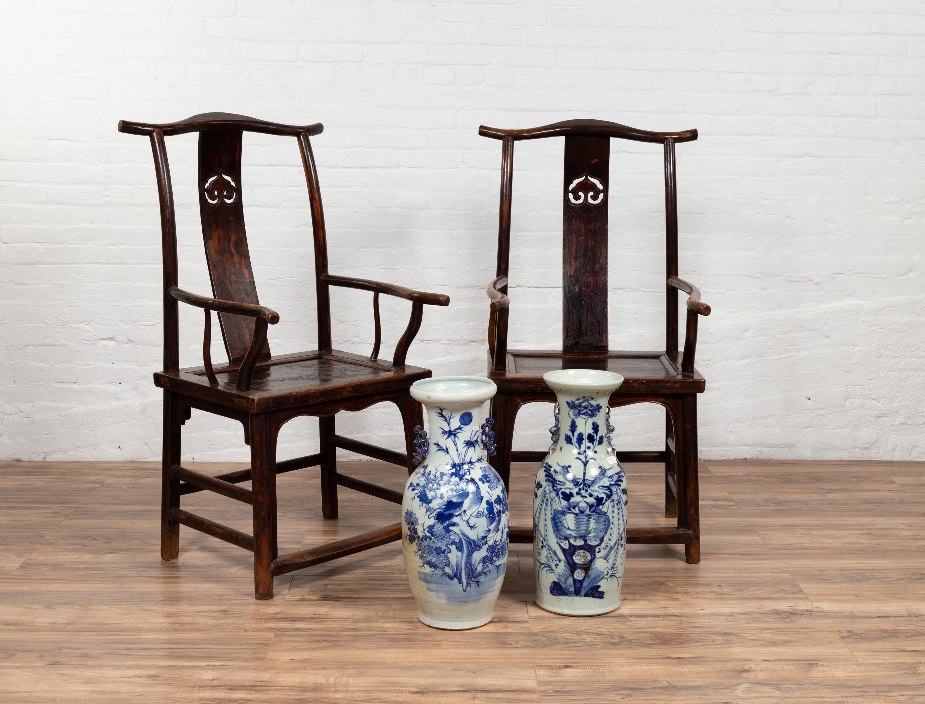 Carved Pair of Chinese 1880s Official's Hat Chairs with Pierced Splats and Curving Arms For Sale