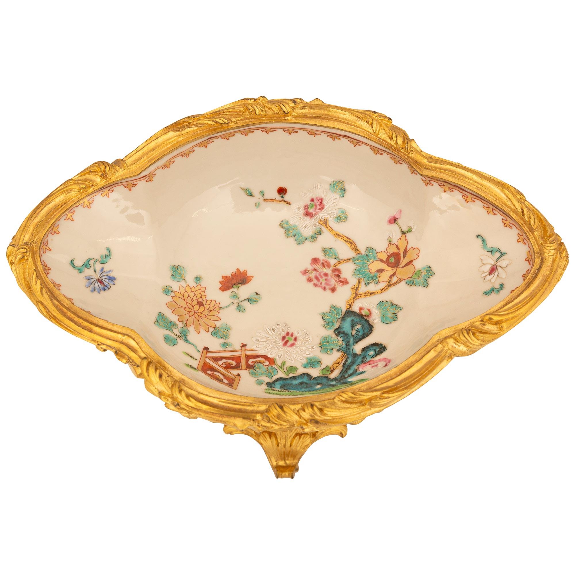 Paire de centres de table chinois du XVIIIe siècle de style Louis XV en porcelaine et bronze doré en vente 4