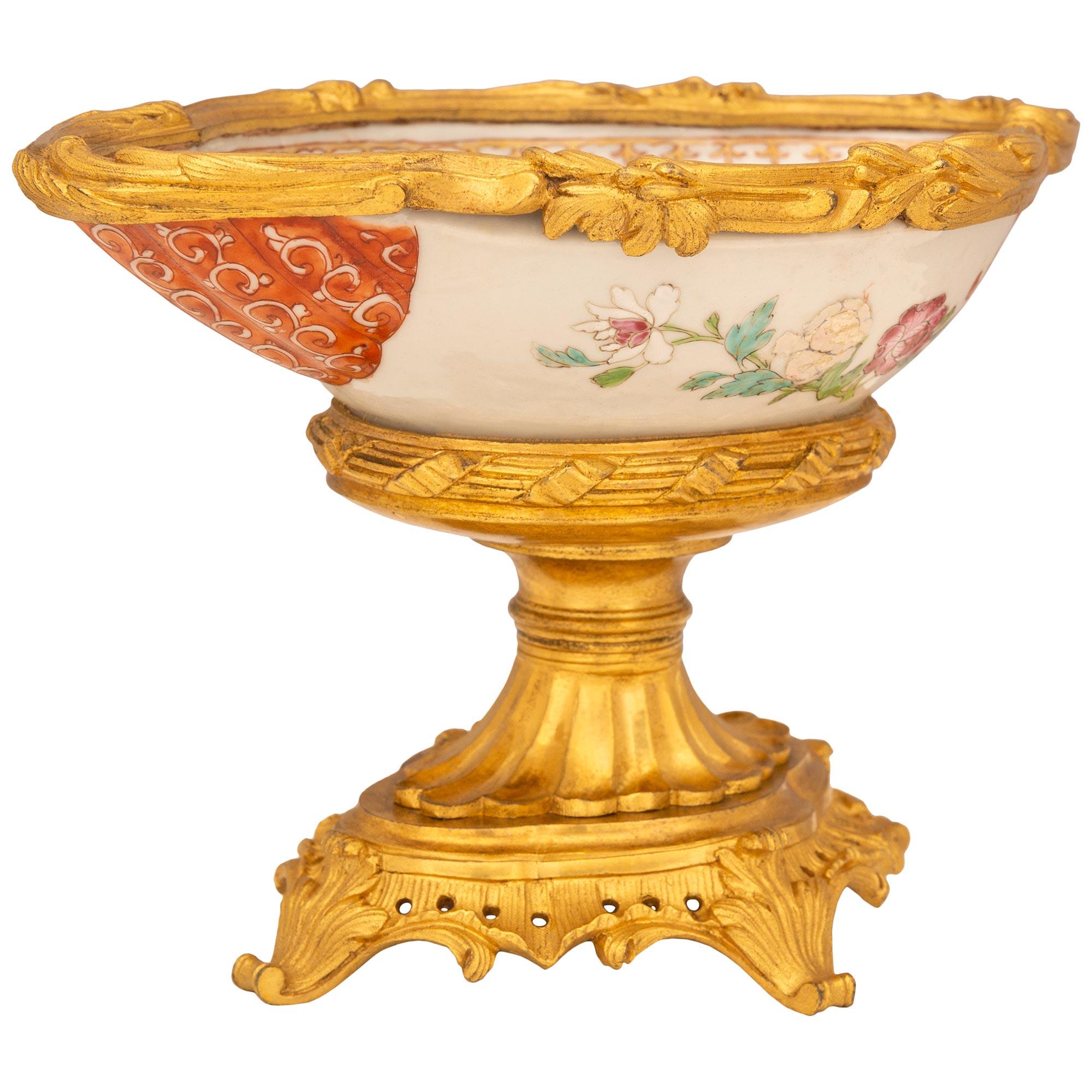 Chinois Paire de centres de table chinois du XVIIIe siècle de style Louis XV en porcelaine et bronze doré en vente